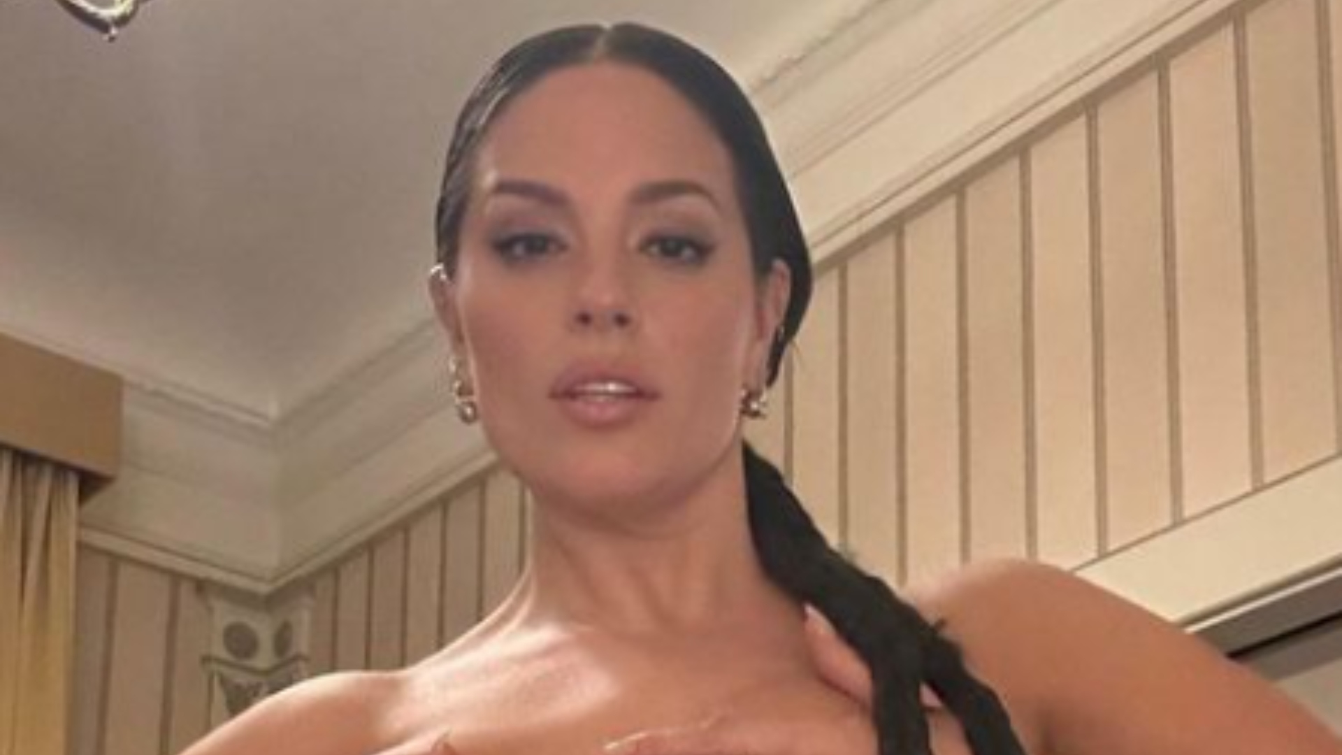 Completamente nua, Ashley Graham usa acessórios para esconder somente o necessário