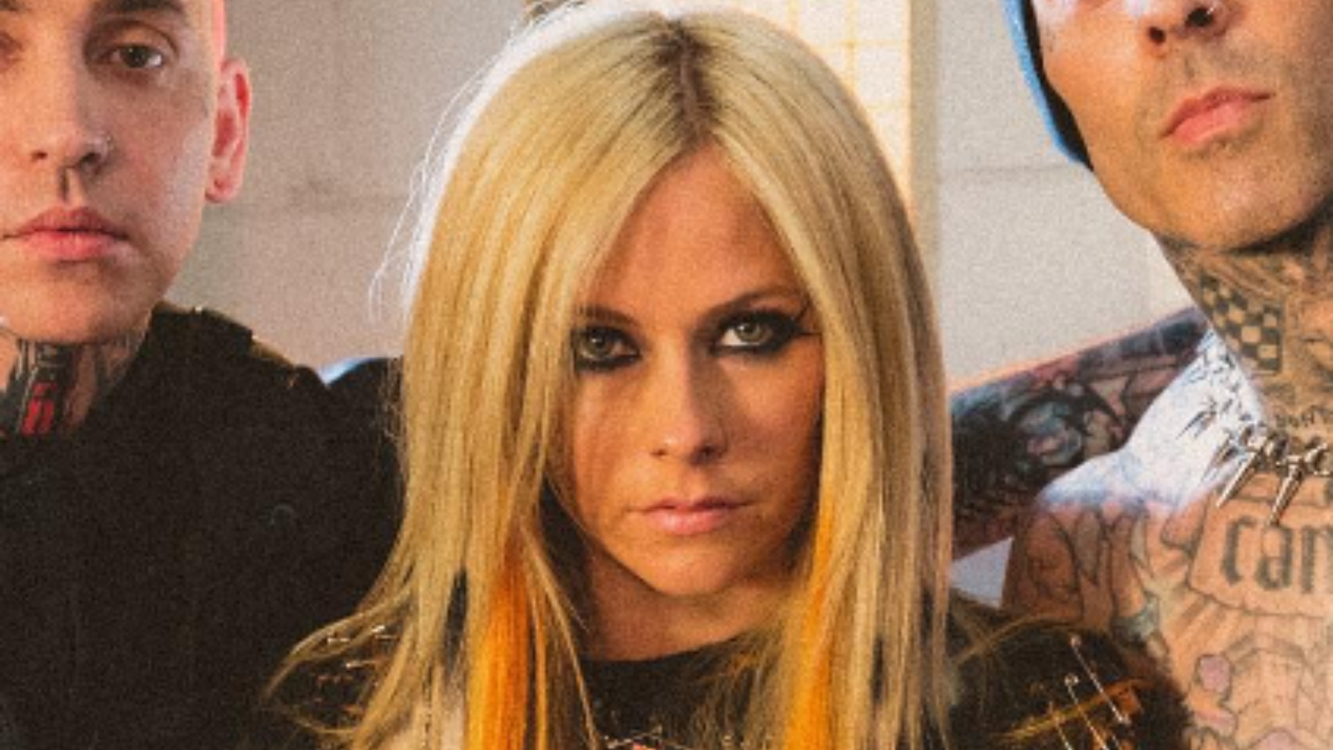 Ativista nua interrompe discurso de Avril Lavigne em premiação