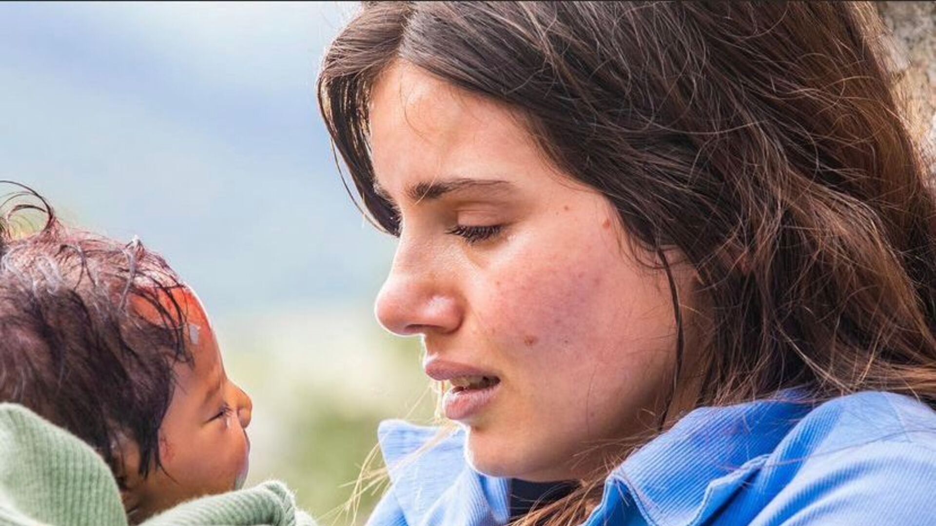 Camila Queiroz surge com bebê em fotos inéditas de bastidores da novela “Amor Perfeito”