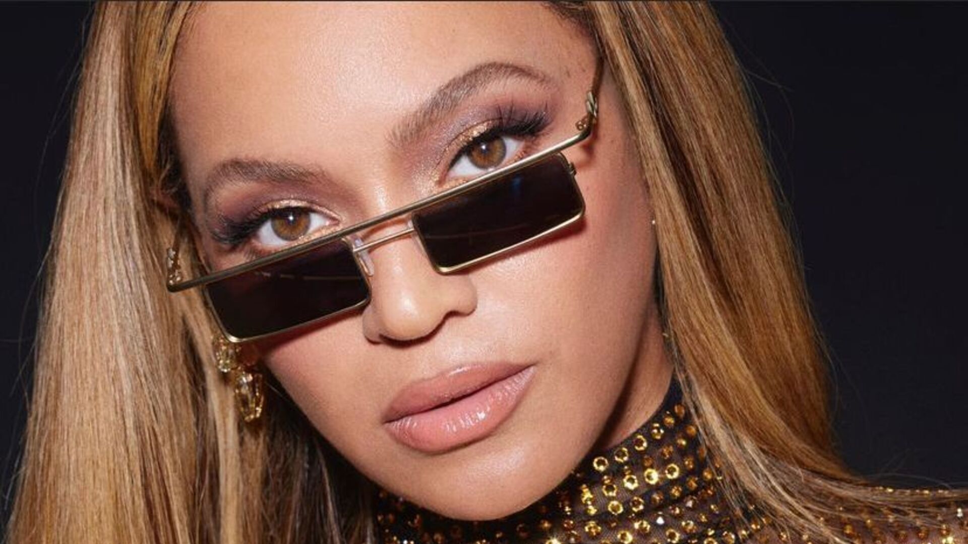 Beyoncé surge deslumbrante em vestido transparente e brilhante