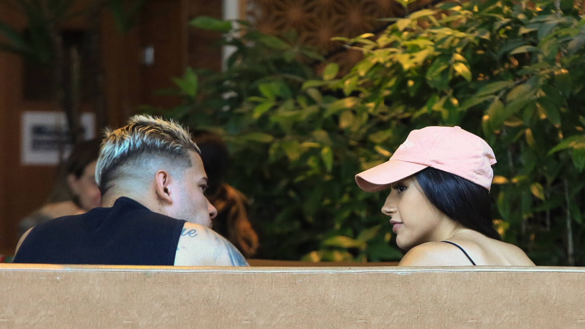 Após polêmicas com ex-noivo, Bia Miranda é vista com o novo namorado em shopping