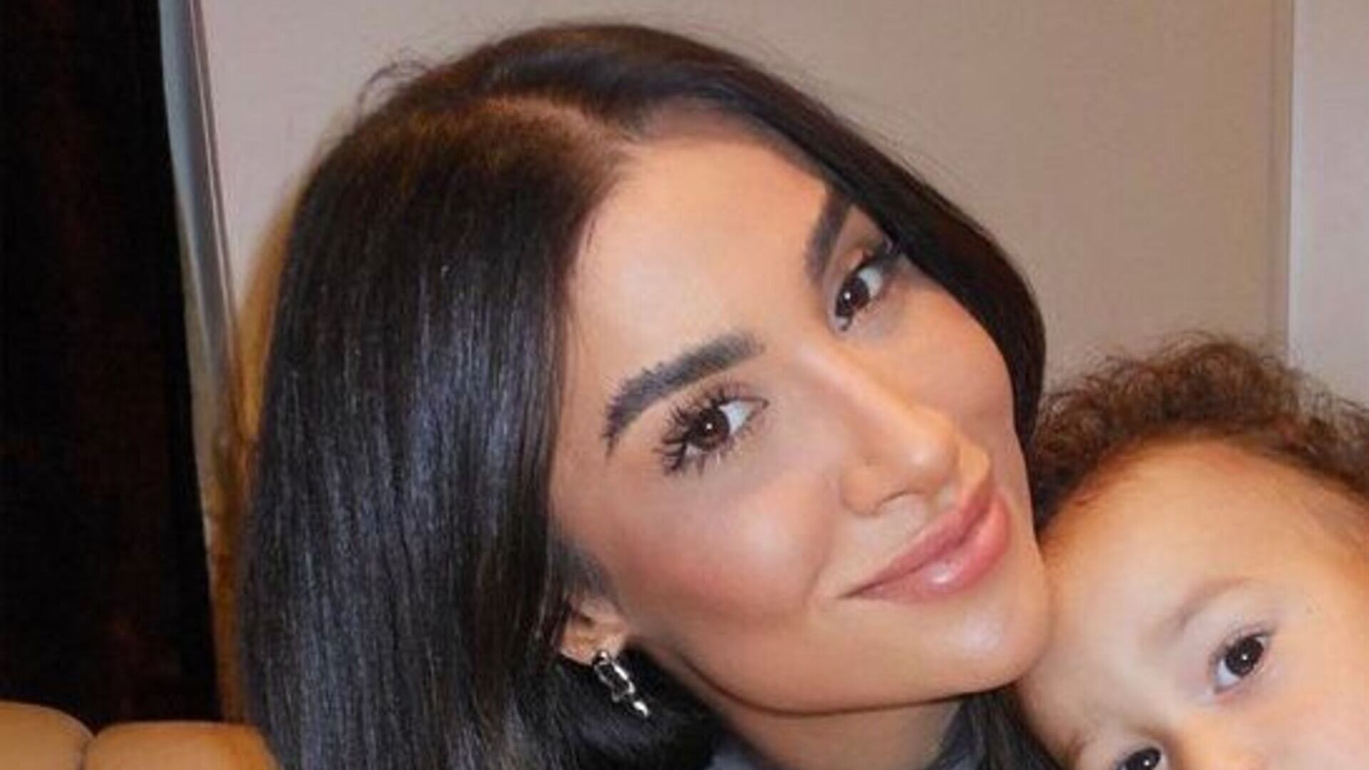 Bianca Andrade enche a web de fofura ao posar para fotos com o filho Cris