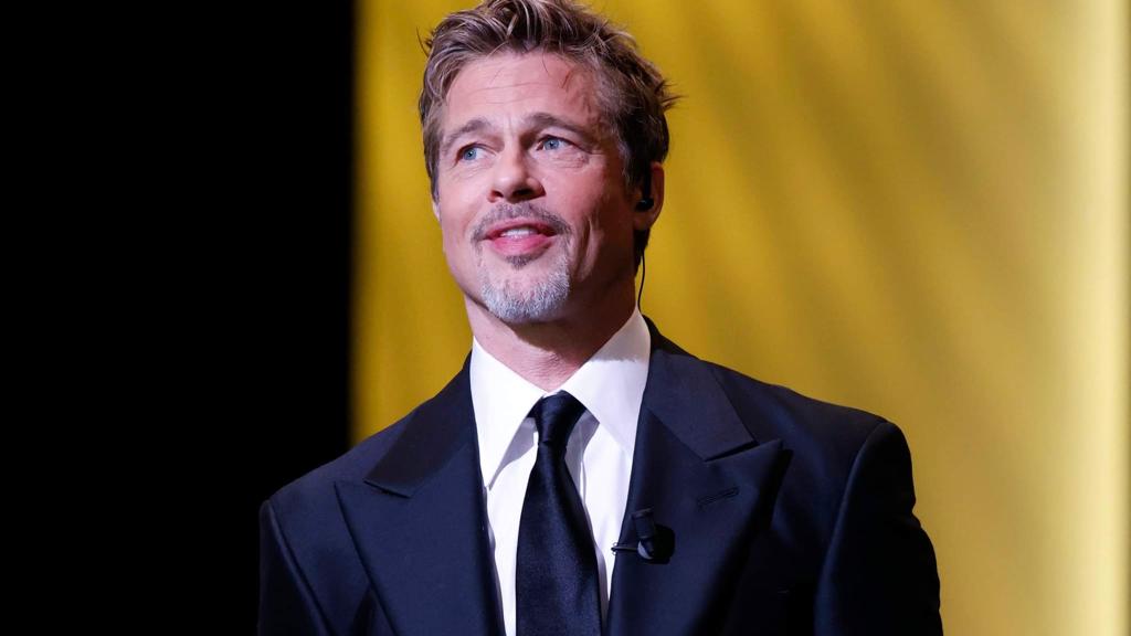 Brad Pitt está ‘completamente apaixonado’ por namorada 30 anos mais nova