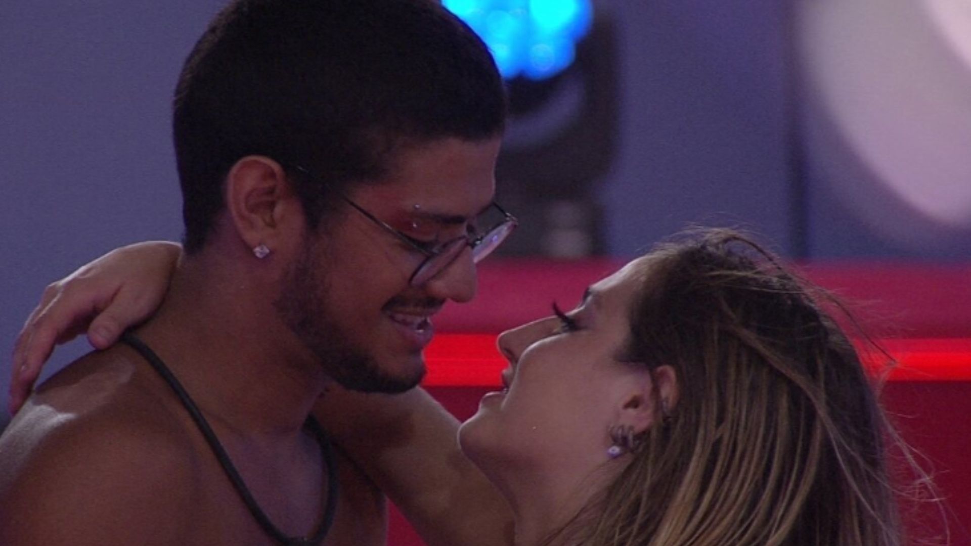 BBB23: Gabriel Santana e Bruna Griphao recebem advertência da produção após quase se beijarem
