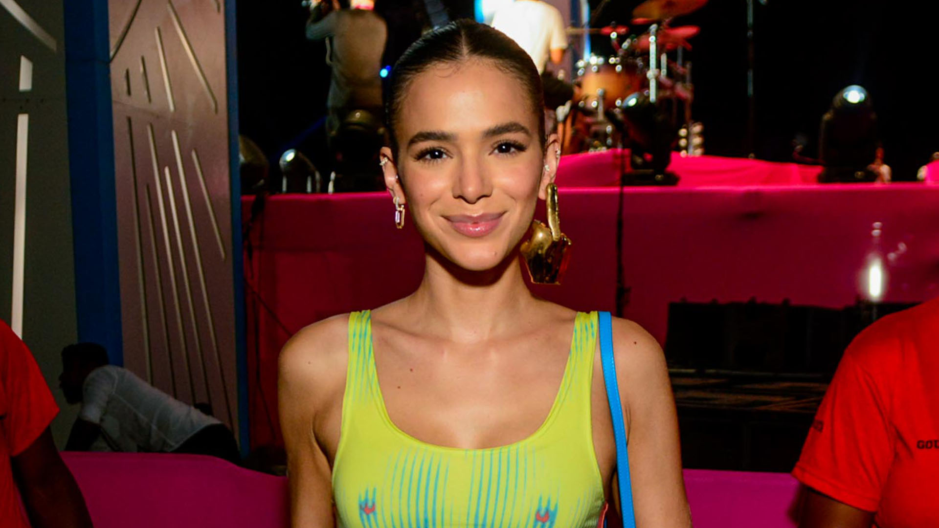 Bruna Marquezine usa look que cria ilusão de ótica para tarde de pagode no Rio de Janeiro
