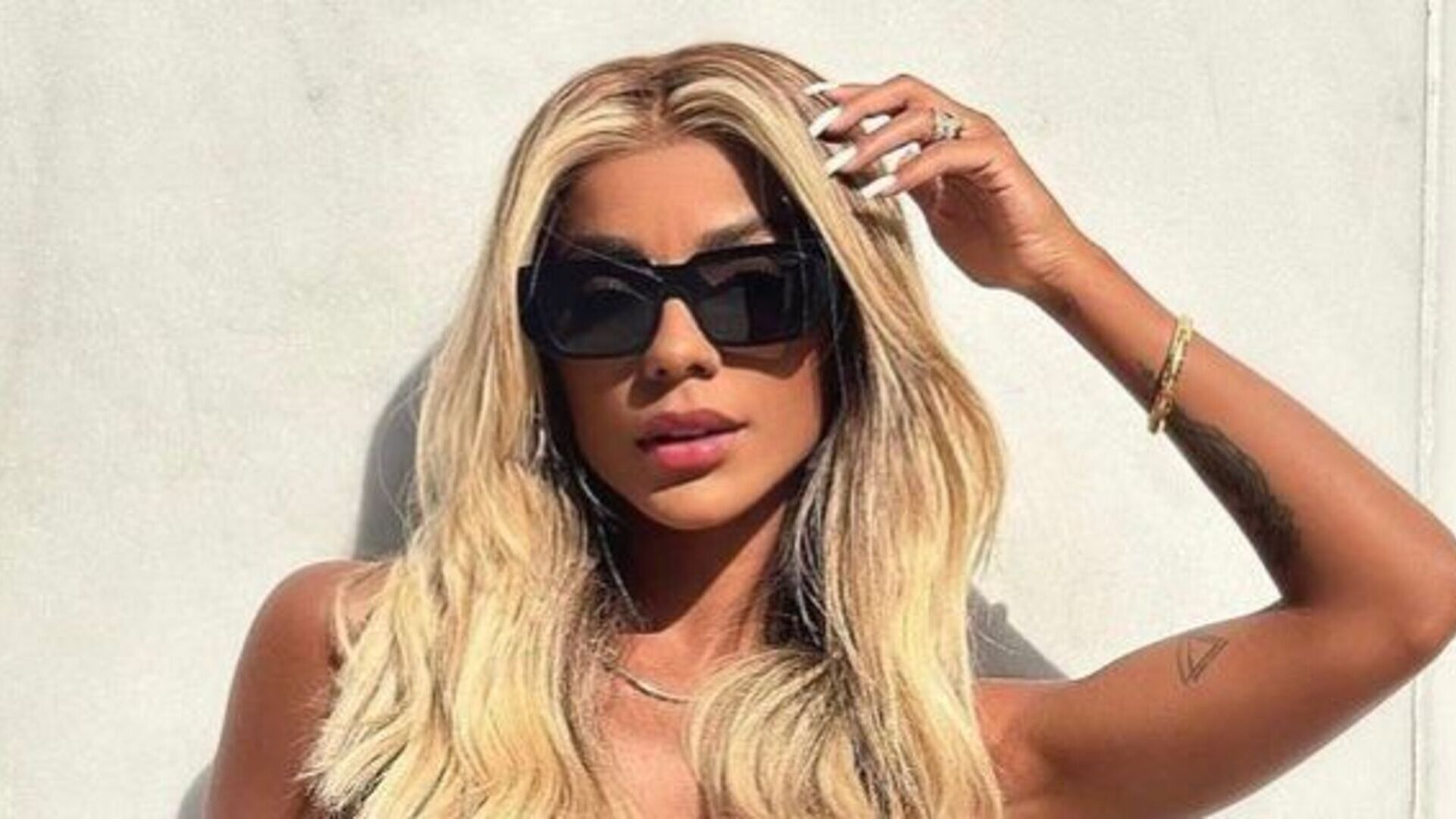 Brunna Gonçalves dá show de beleza ao posar com look verde em Miami