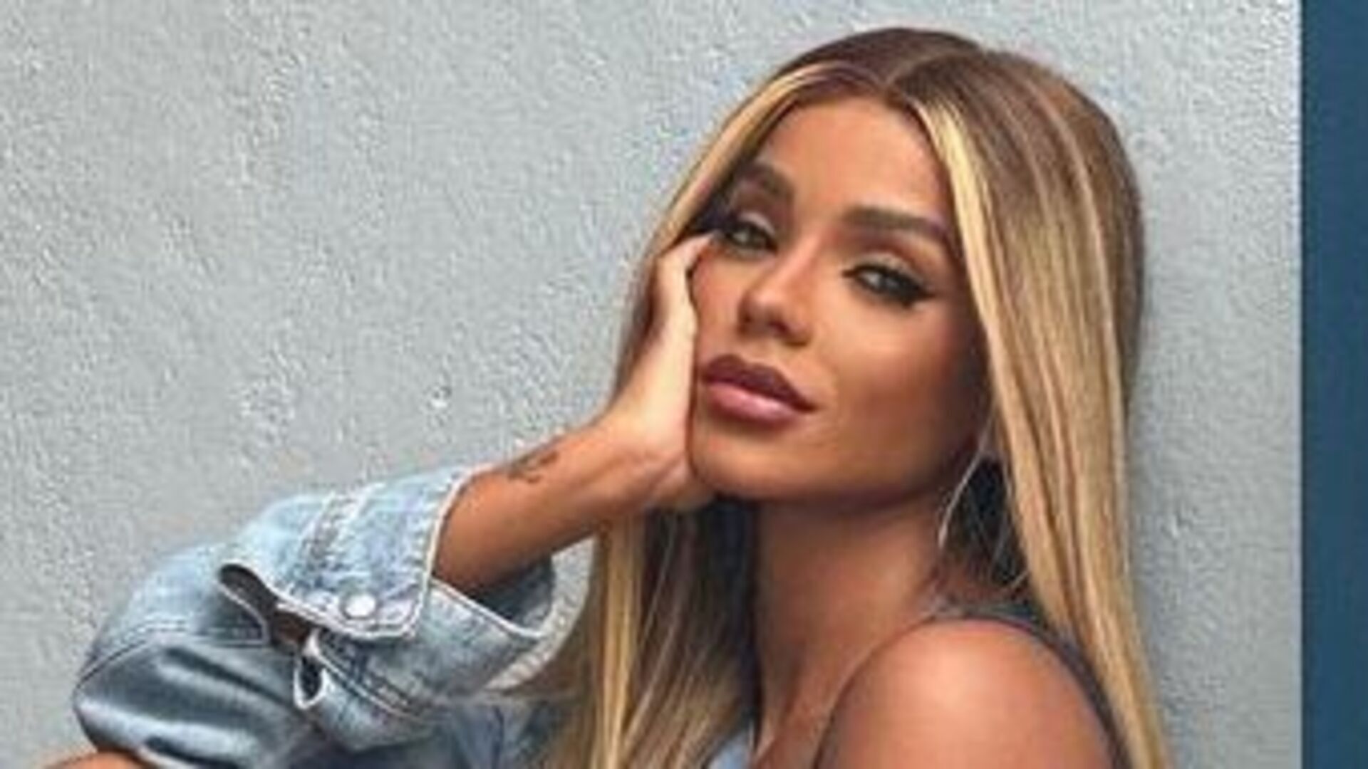 Brunna Gonçalves esbanja estilo e beleza ao posar com look jeans
