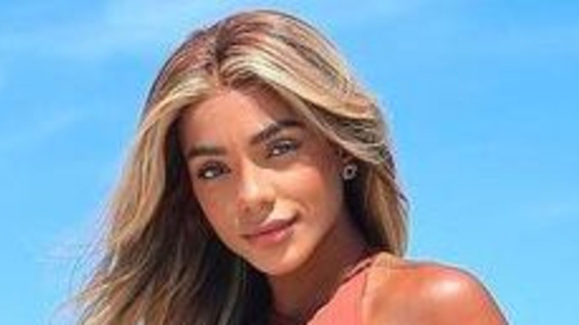 Brunna Gonçalves eleva a temperatura das redes sociais ao publicar fotos de maiô