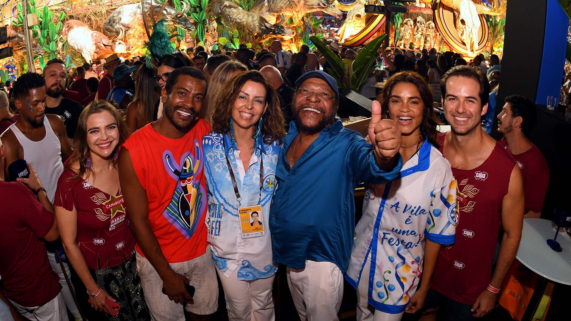 Personalidades se rendem ao ritmo da avenida do samba