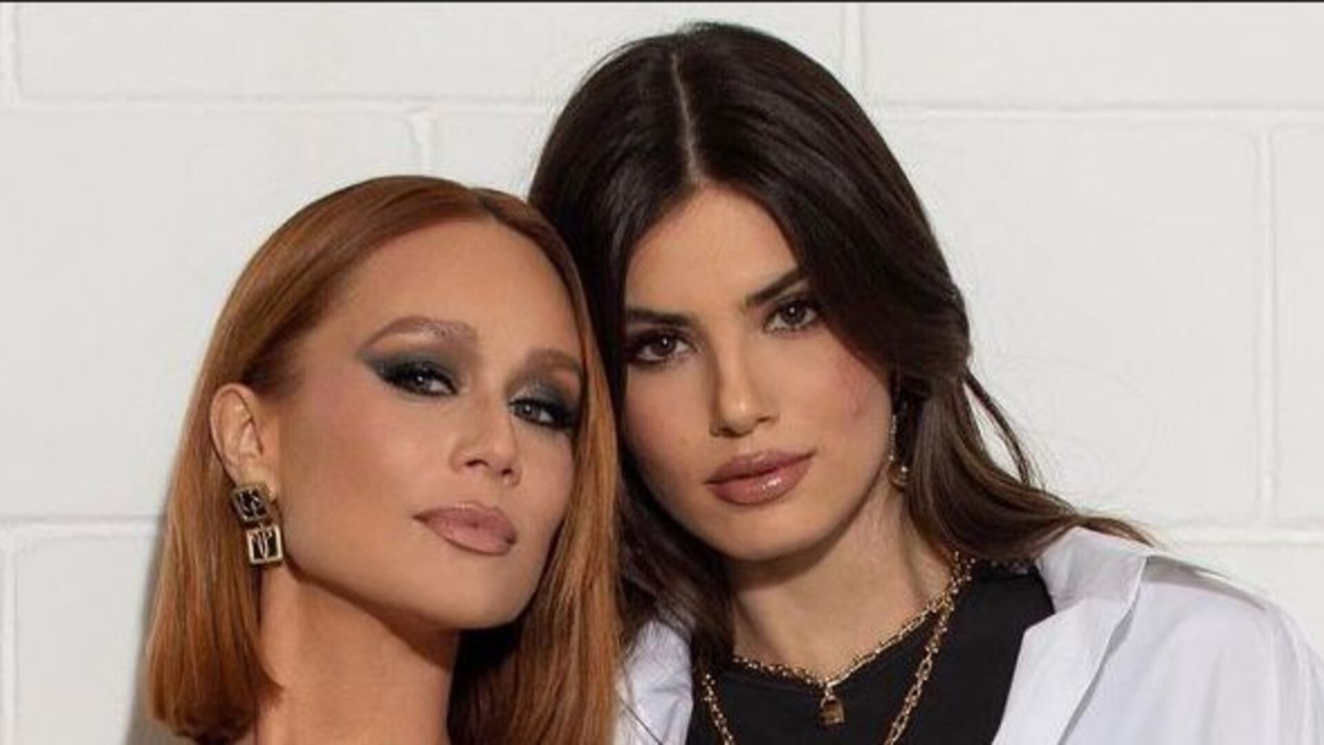 Estrelas da próxima novela das 18h, Camila Queiroz e Mariana Ximenes posam juntas