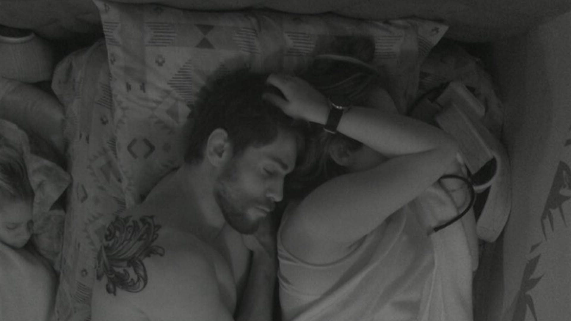 BBB 23: Cara de Sapato troca carinhos com sister no quarto