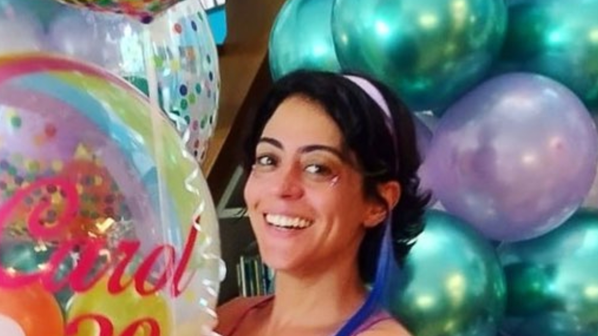 Carol Castro surge natural na web e celebra aniversário: ”Só amor envolvido”