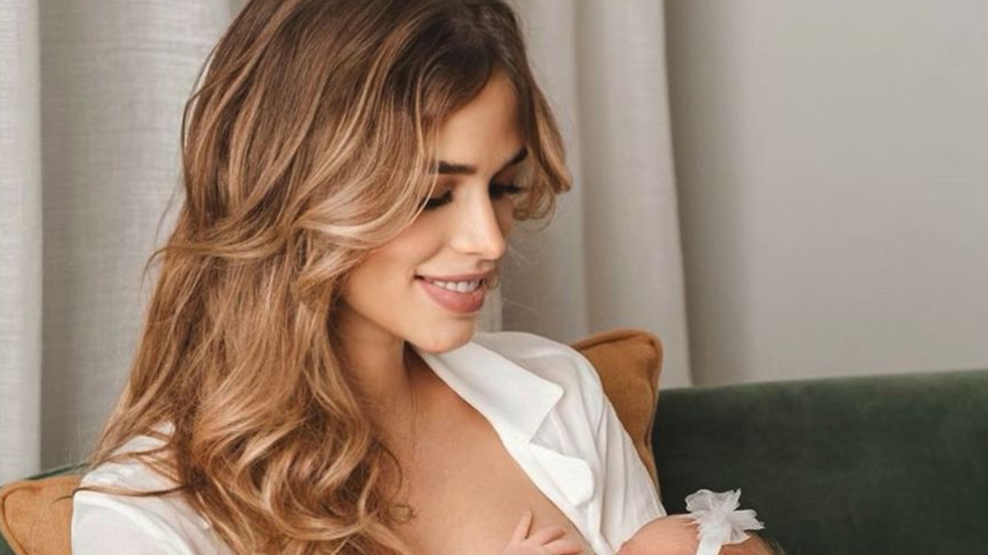 Carol Dias se derrete ao posar em momento fofo com as duas filhas: ”Meu lugar”