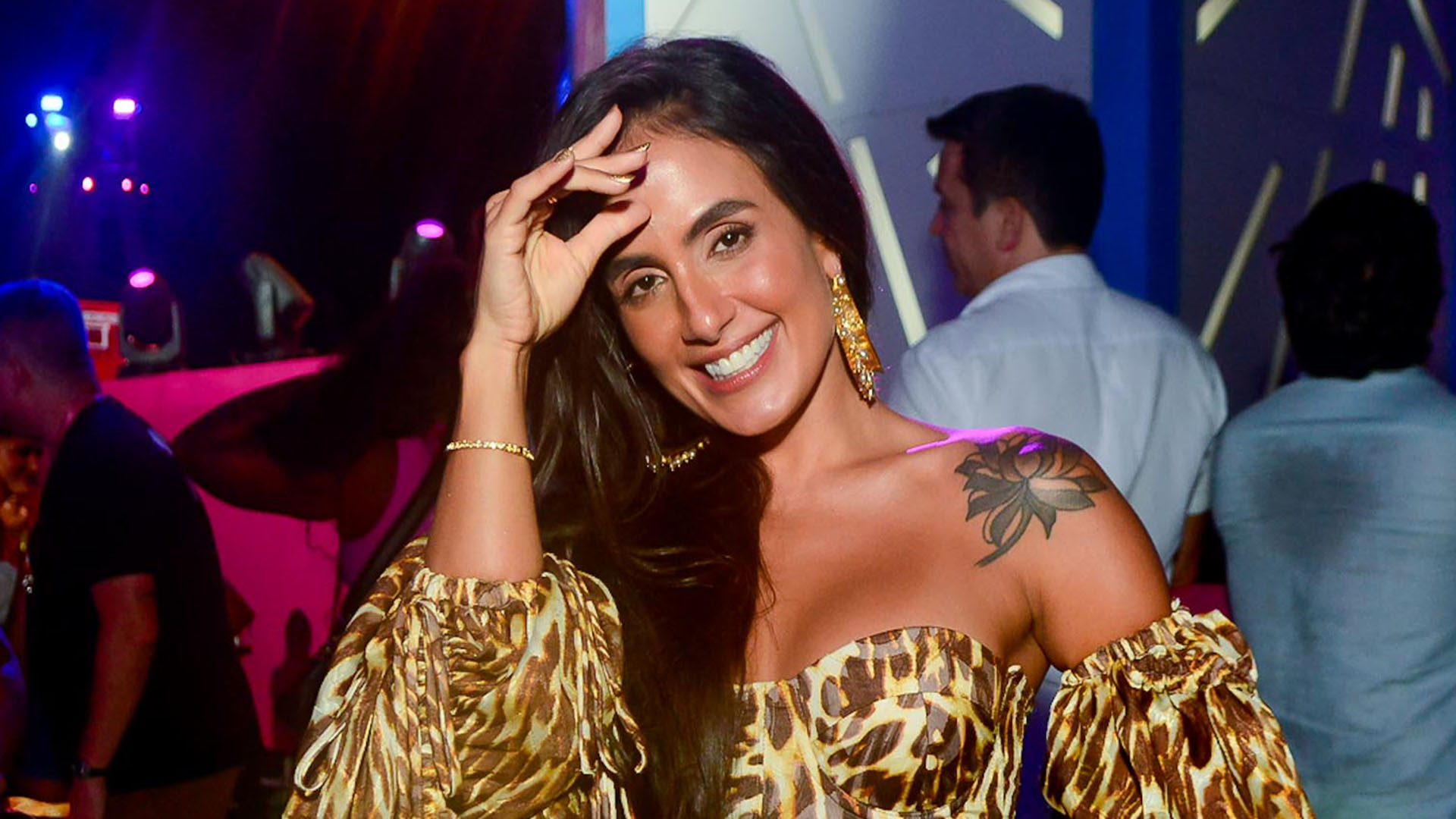 Carol Peixinho escolhe look com a barriga de fora para ir ao show de Thiaguinho
