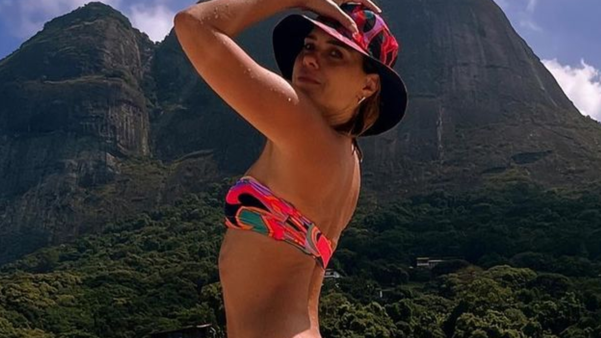 De biquíni, Carolina Dieckmann exibe corpão mega torneado em vários ângulos: ”Musa”