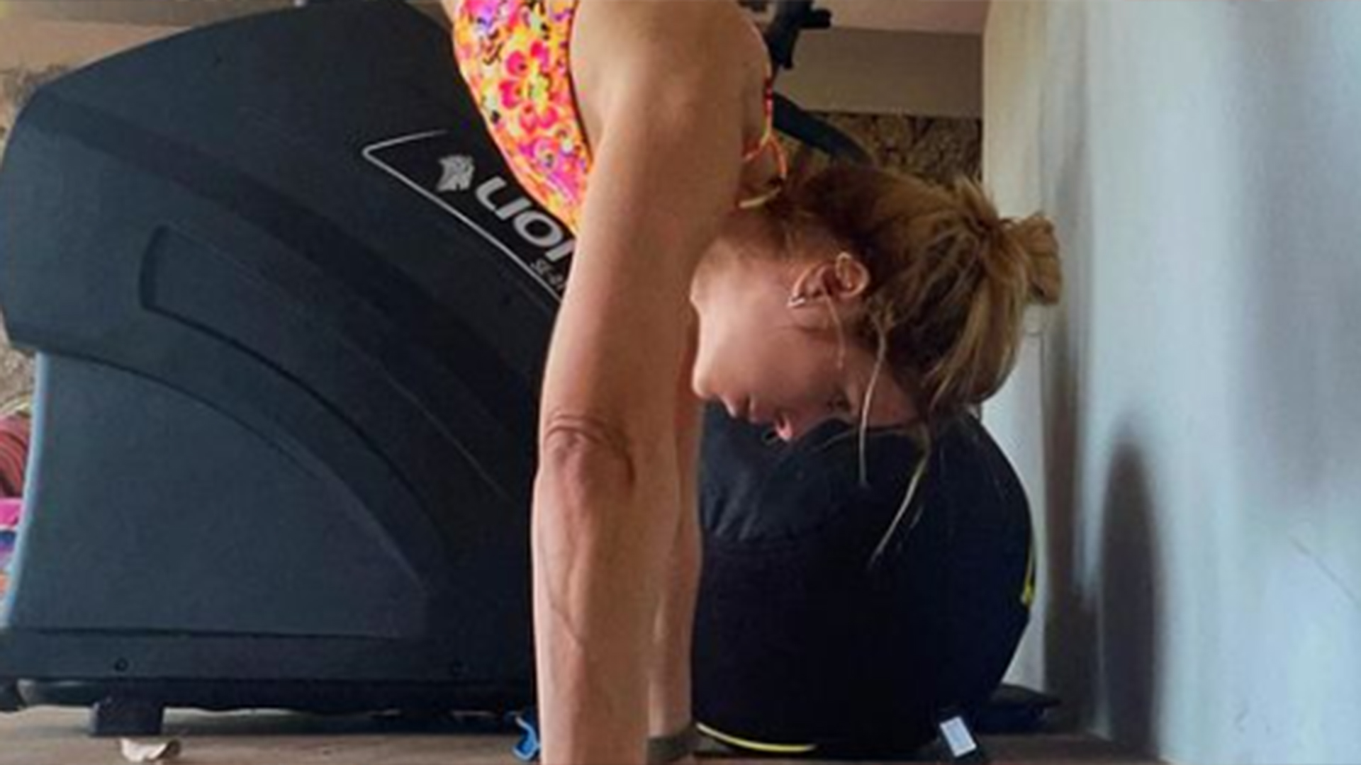 De cabeça para baixo, Carolina Dieckmann exibe corpão em fotos só de biquíni