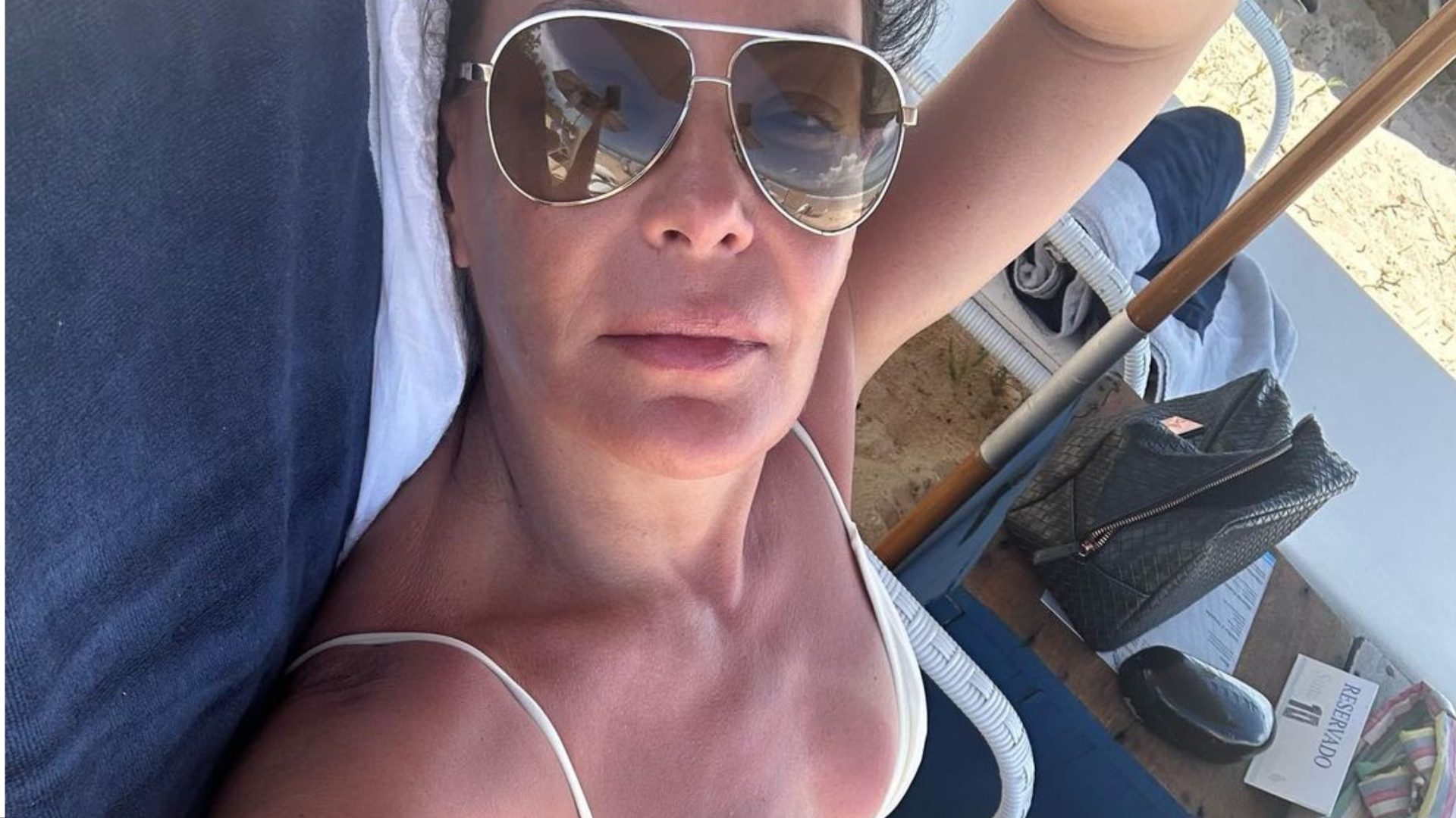 De biquíni, Carolina Ferraz exibe corpão torneado na praia: ”Que perfeição”