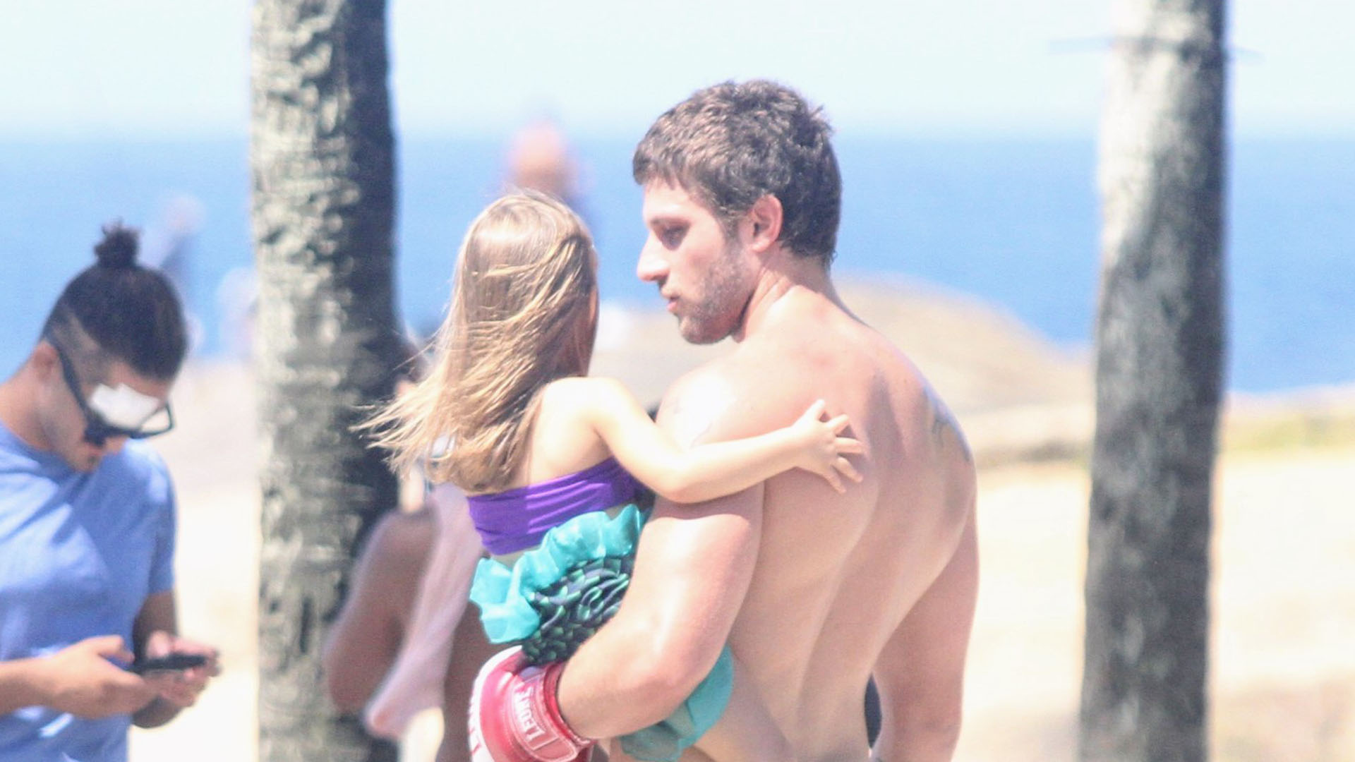 Chay Suede, de Travessia, curte passeio com a filha na praia