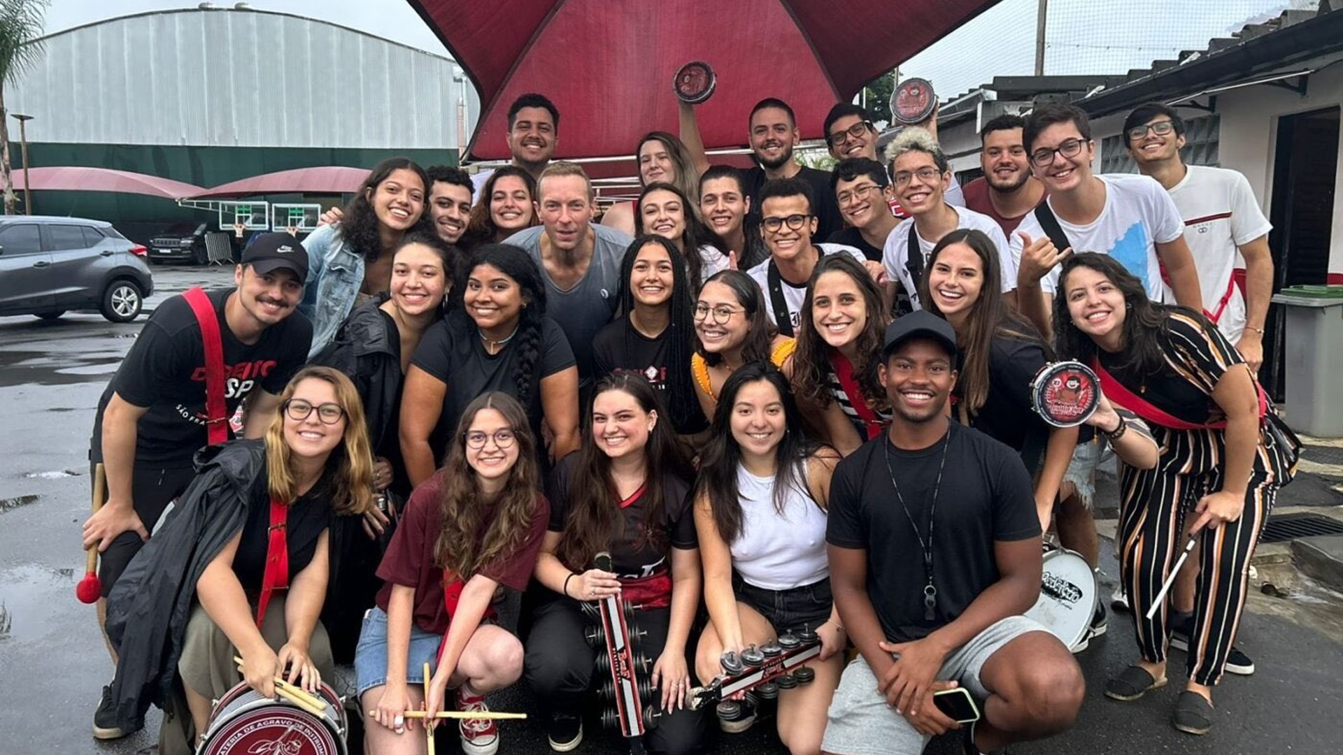 Chris Martin, do Coldplay, aparece em ensaio de bateria de estudantes da USP