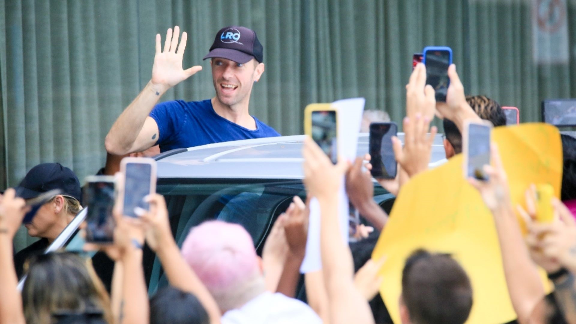 Já? Chris Martin é cercado por fãs a caminho de último show no Brasil