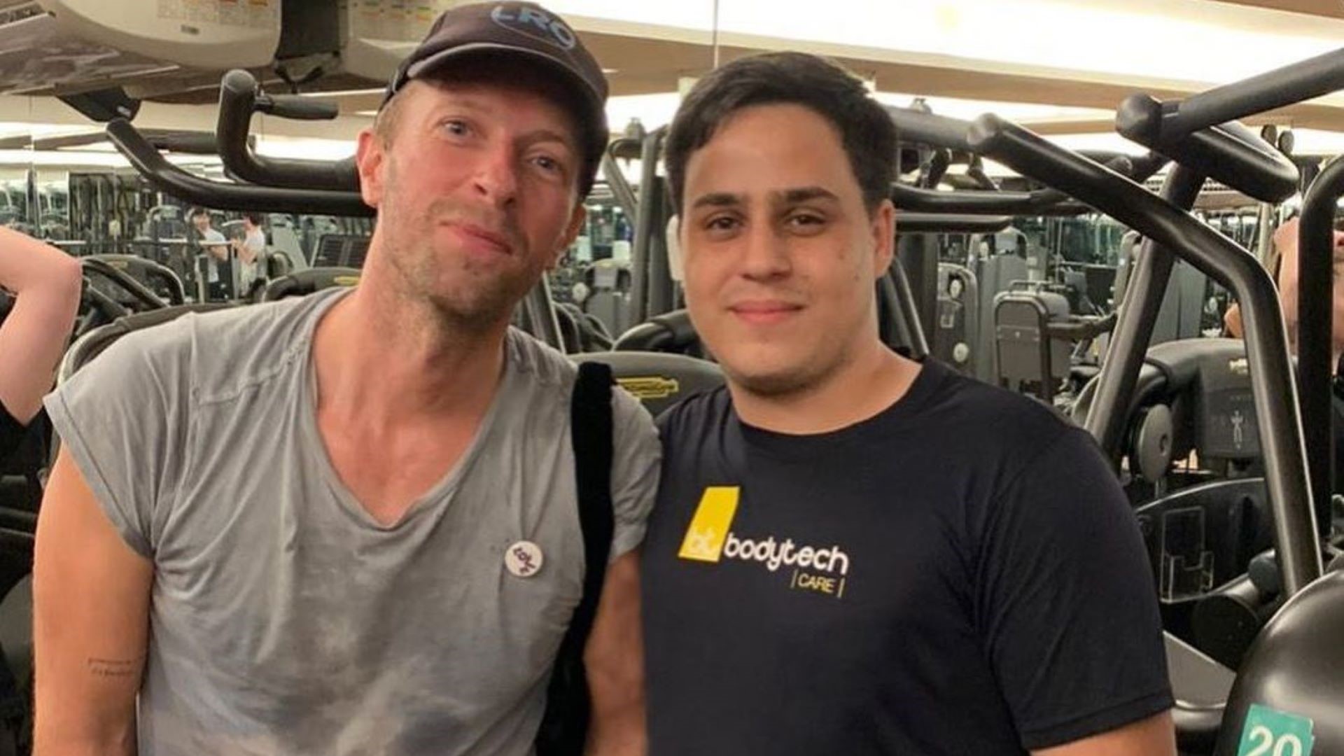 Chris Martin chega ao Brasil e posa com fãs sortudos em academia