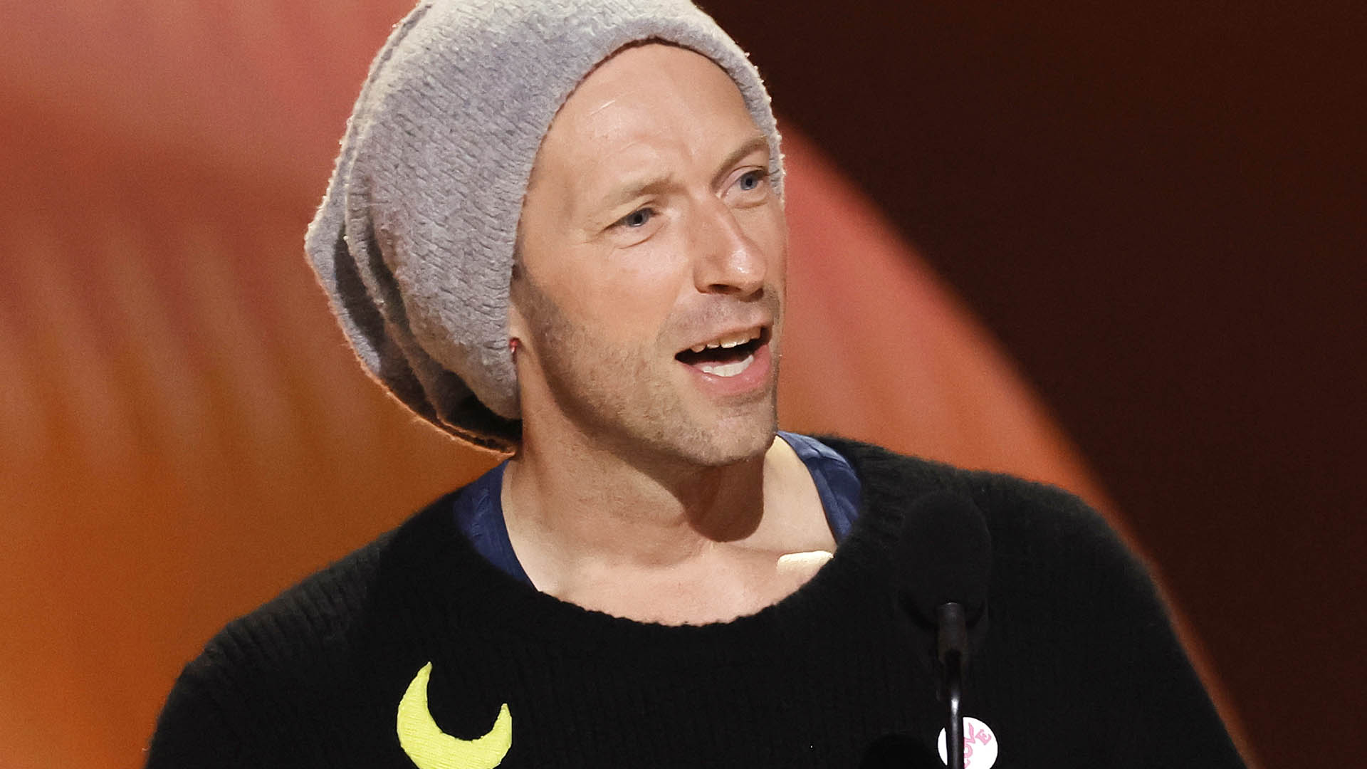 Chris Martin, do Coldplay, pede para os fãs devolverem as pulseiras: ‘São caras’