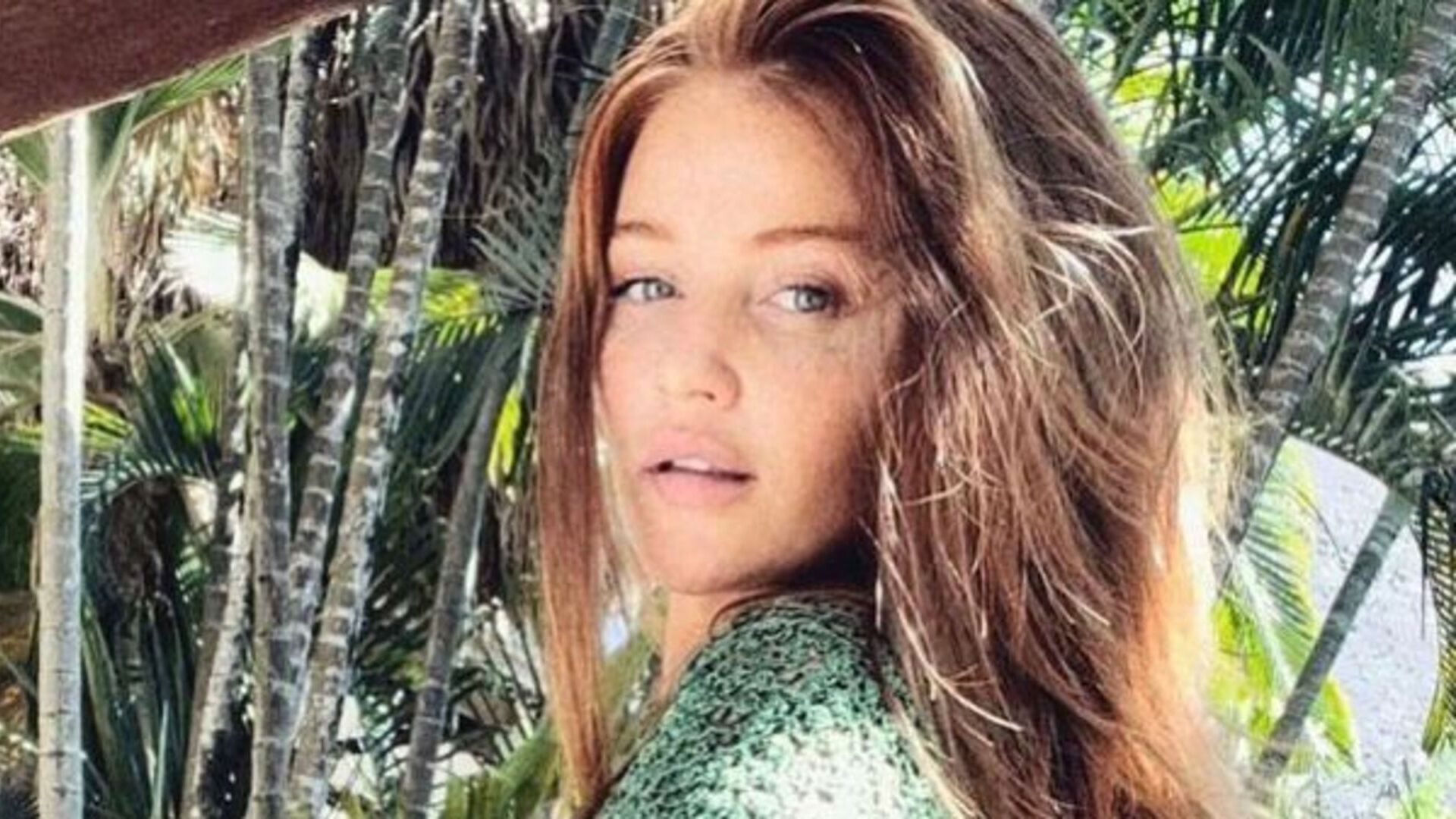 Cintia Dicker ultrapassa os limites beleza ao abrir álbum de fotos de fevereiro