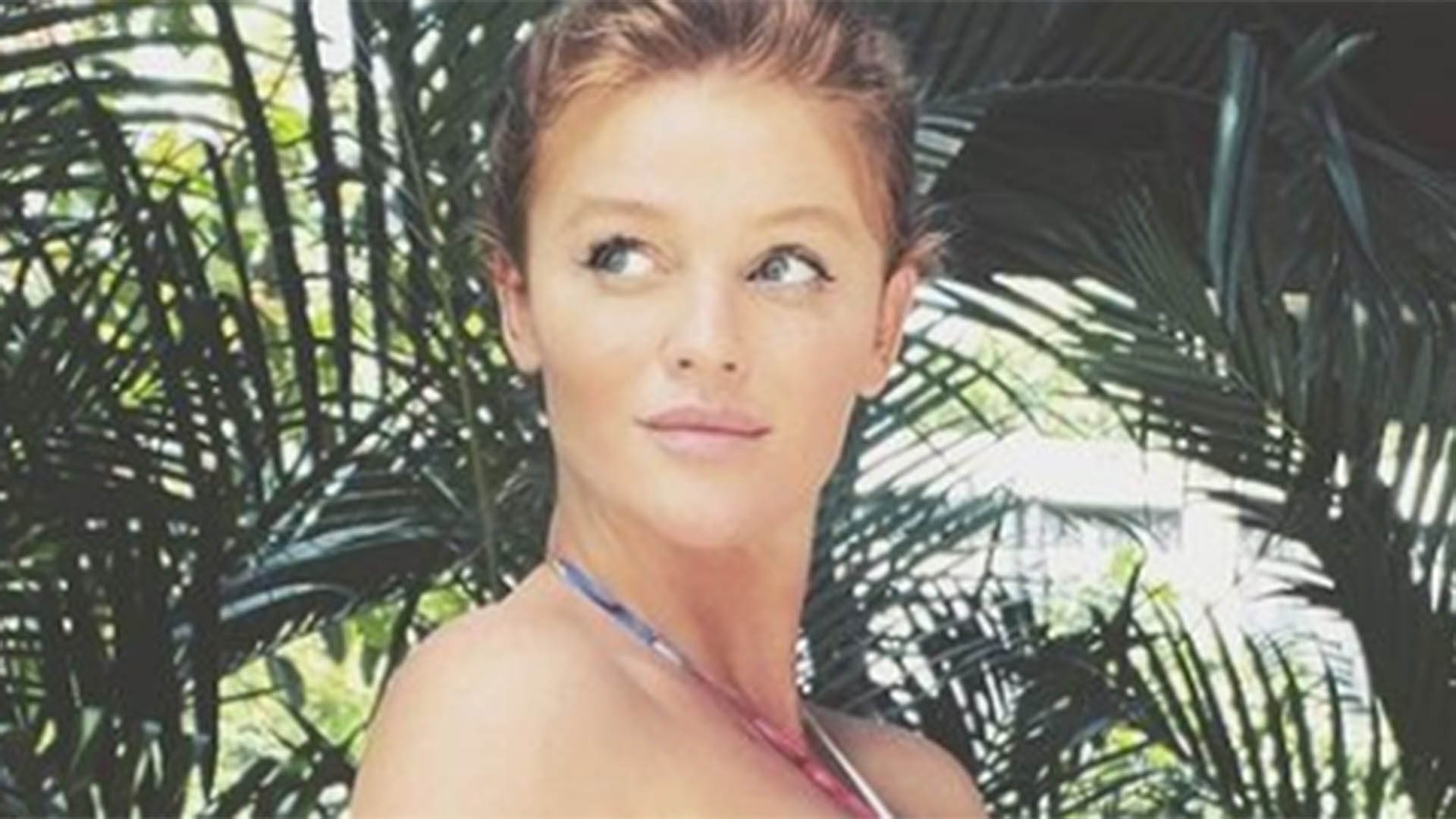 Quase três meses após dar à luz, Cintia Dicker exibe corpão em fotos de biquíni fio-dental