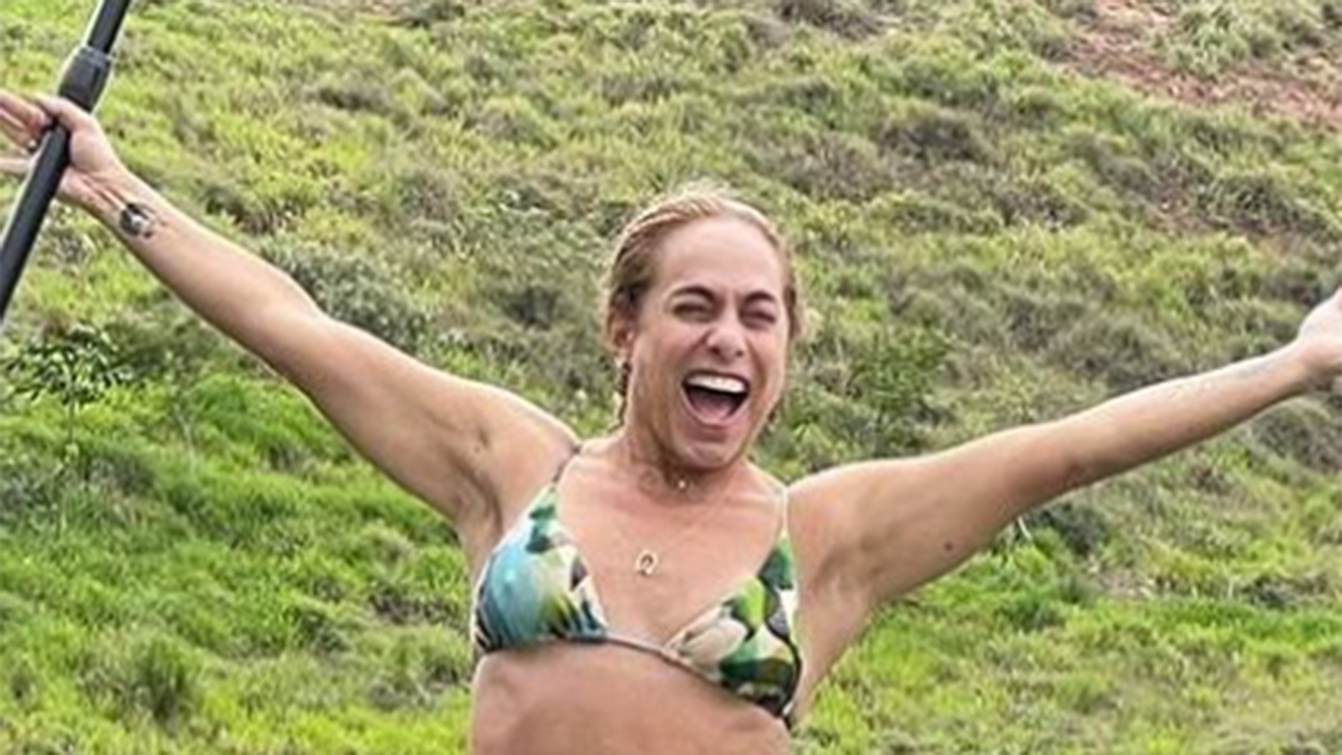 Aos 65 anos, Cissa Guimarães arrasa ao posar só de biquíni e exibir sua beleza natural