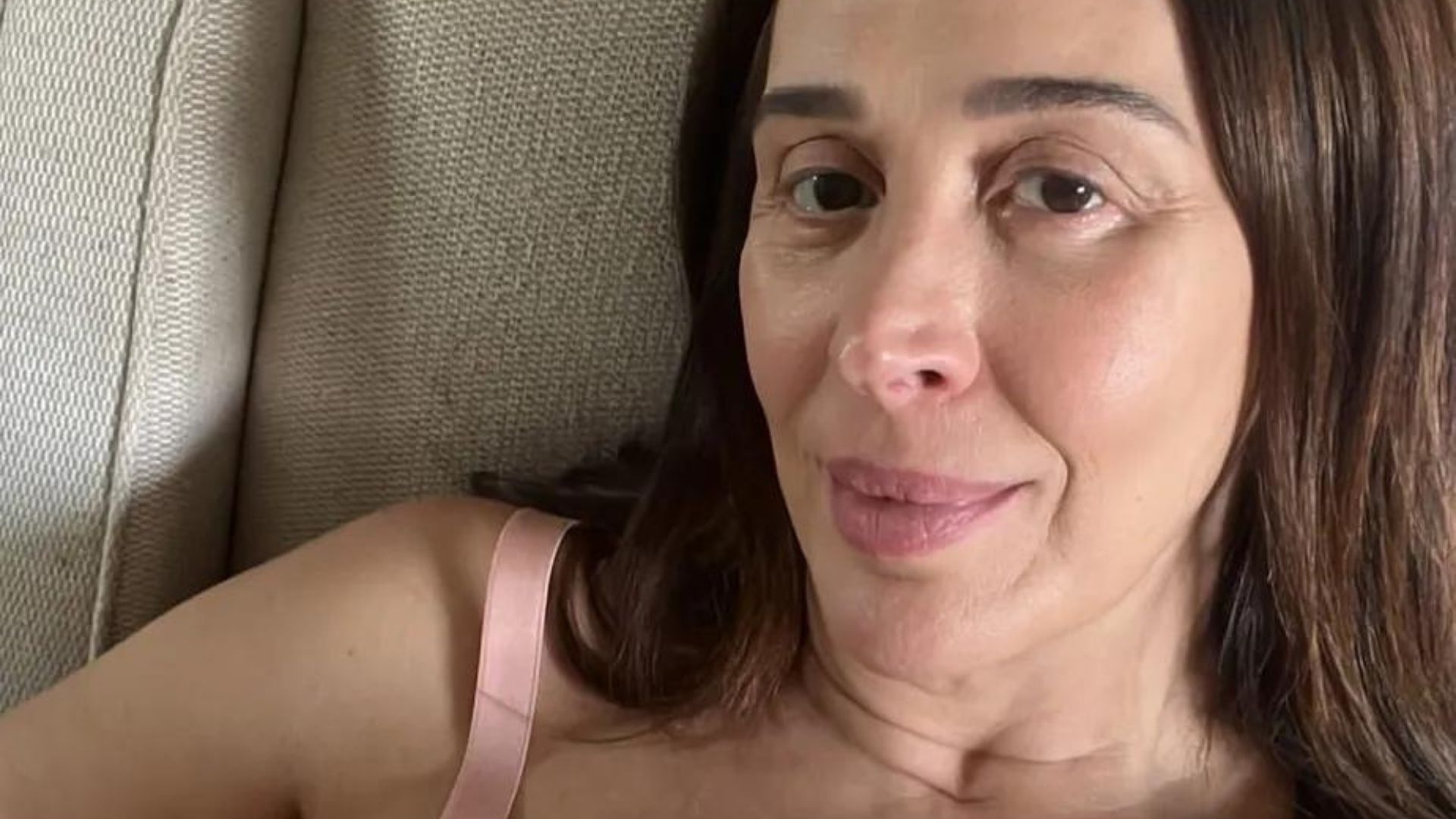 Sem maquiagem, Claudia Raia posa dando de mamar para o filho: “Eu e ele”