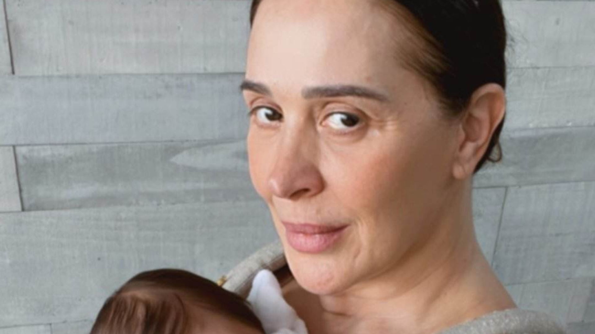 Claudia Raia encanta ao mostrar o filho em canguru estiloso: ”Meu príncipe”