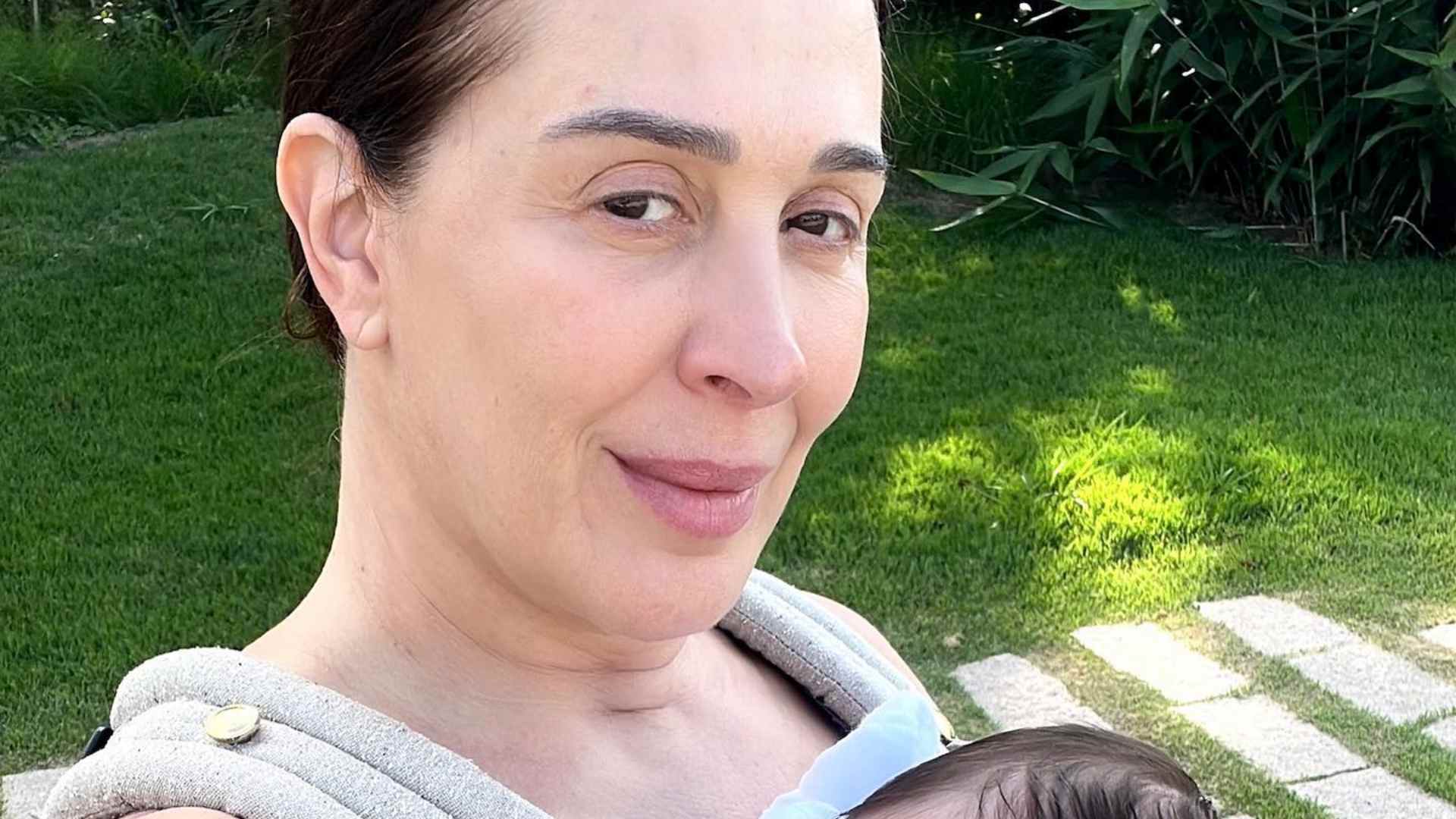 Sem maquiagem, Claudia Raia encanta ao surgir passeando com o filho caçula, Luca