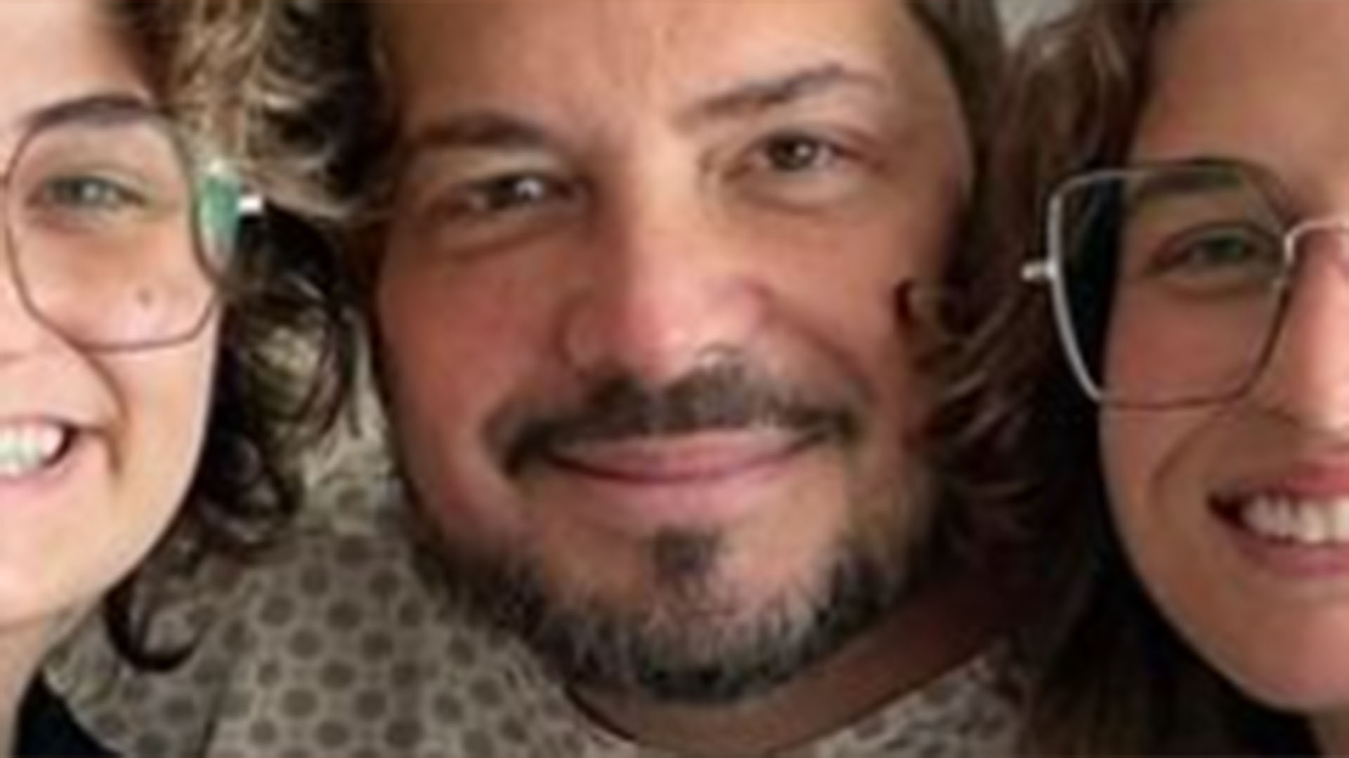 Conrado surge com as filhas no hospital antes de passar por cirurgia para remover o câncer