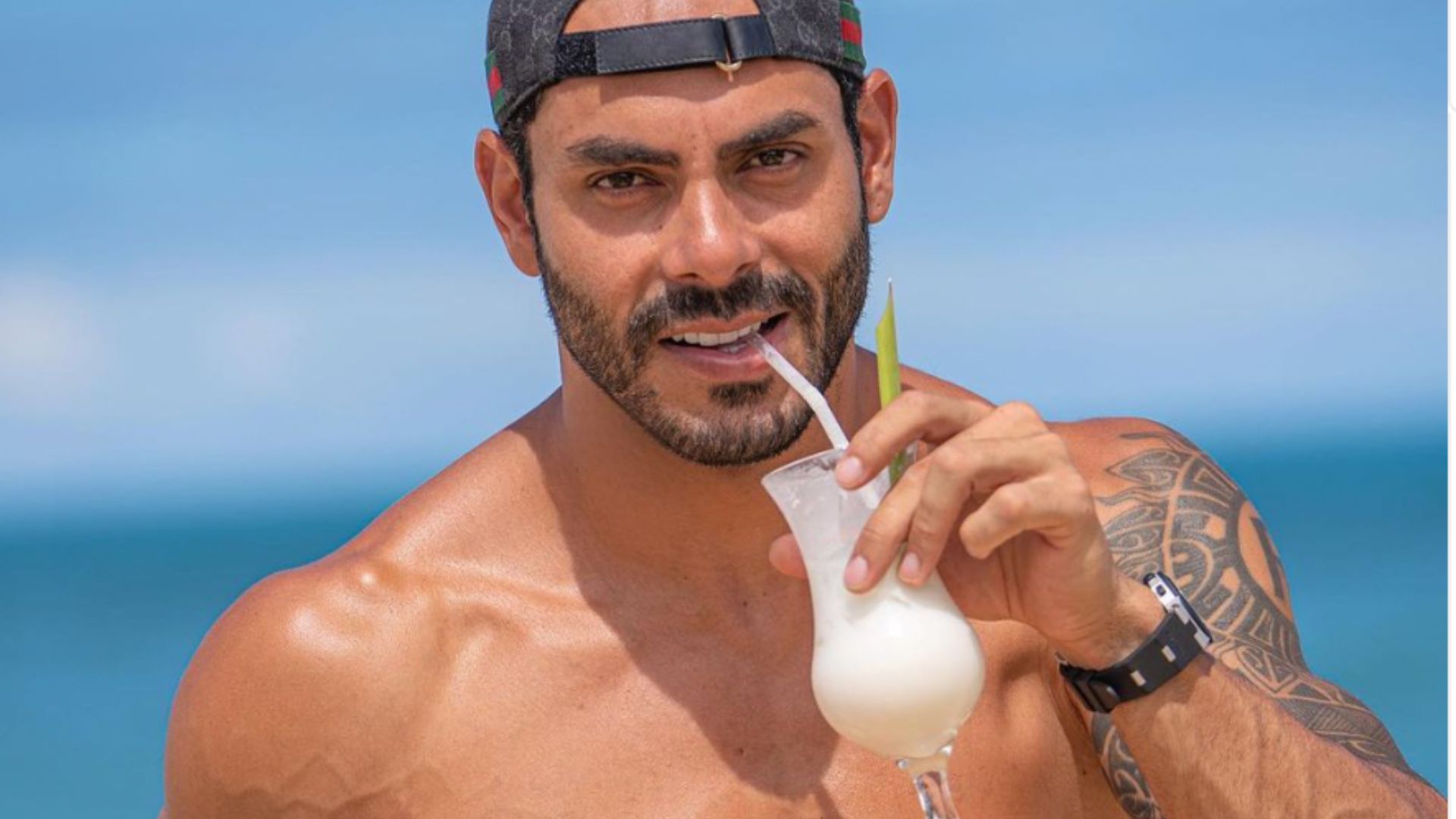 Rodolffo posa sem camisa e assusta fãs: “Mais trincado que tela de celular”