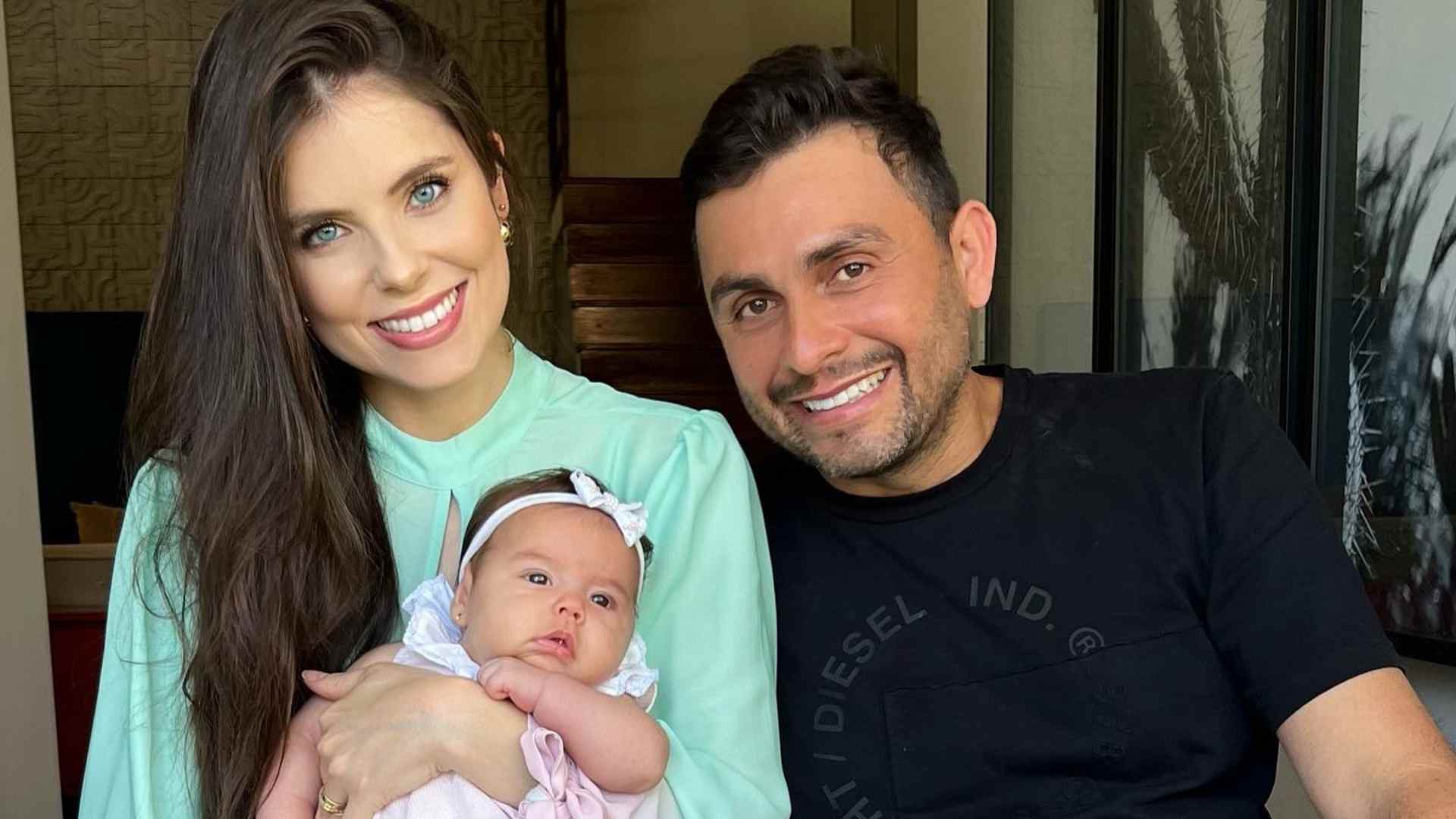 Débora Silva e Mano Walter celebram o segundo mês da filha: “Nós te amamos muito”