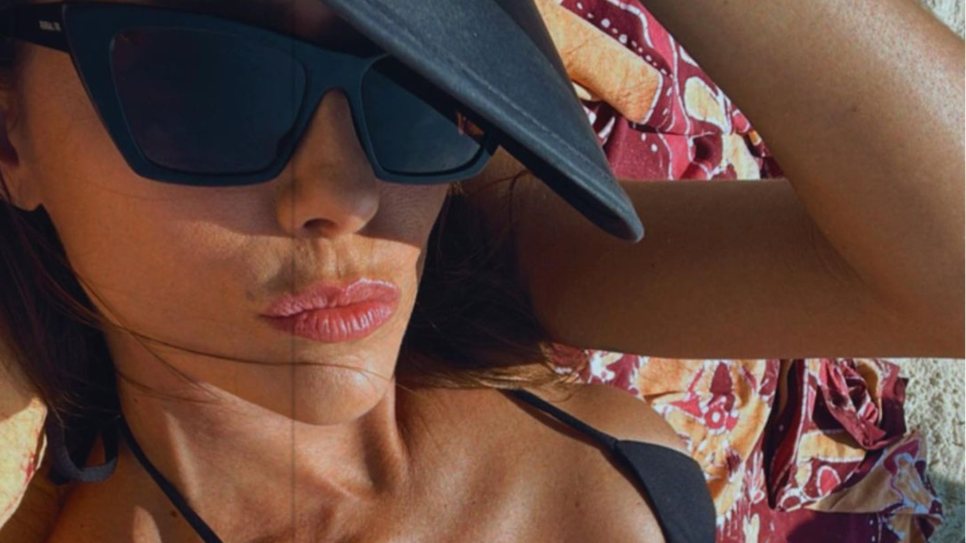 De biquíni minúsculo, Deborah Secco exibe corpão em fotos de frente e verso