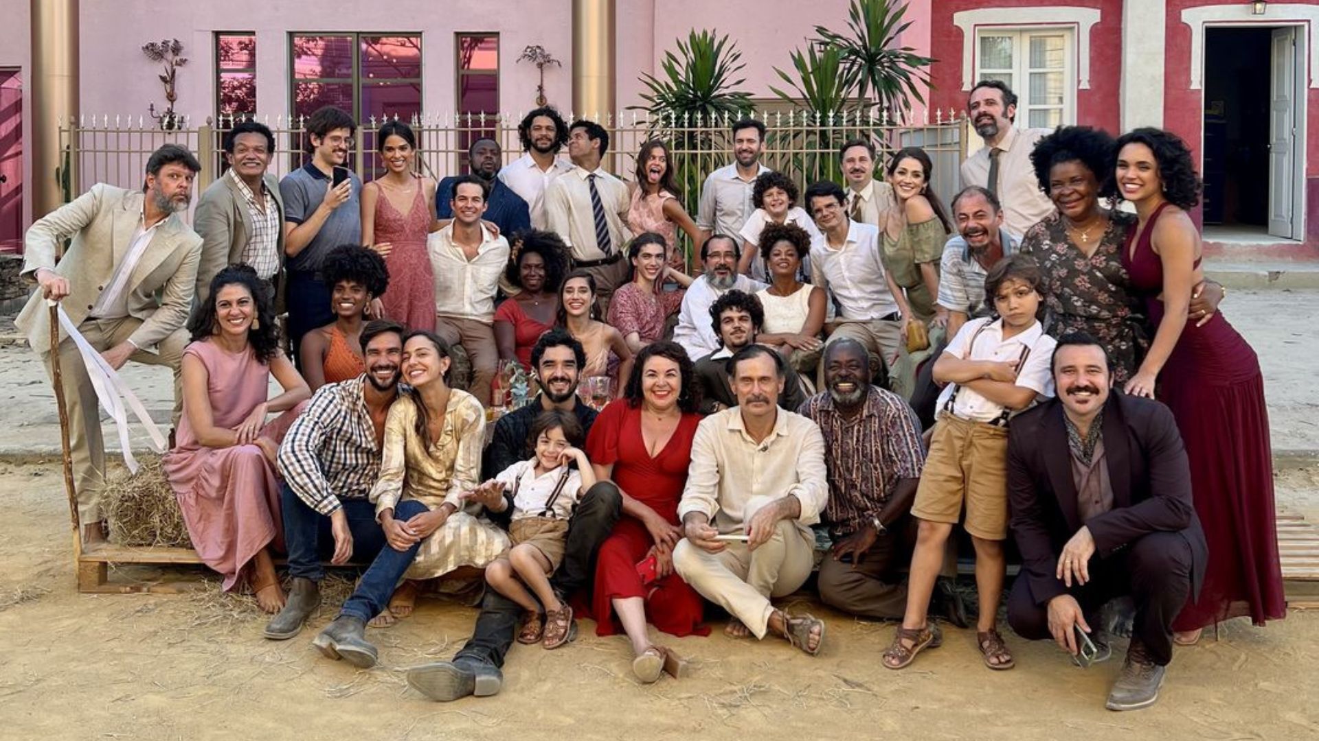 Elenco de Mar do Sertão se despede com viagem à praia e passeio nas dunas