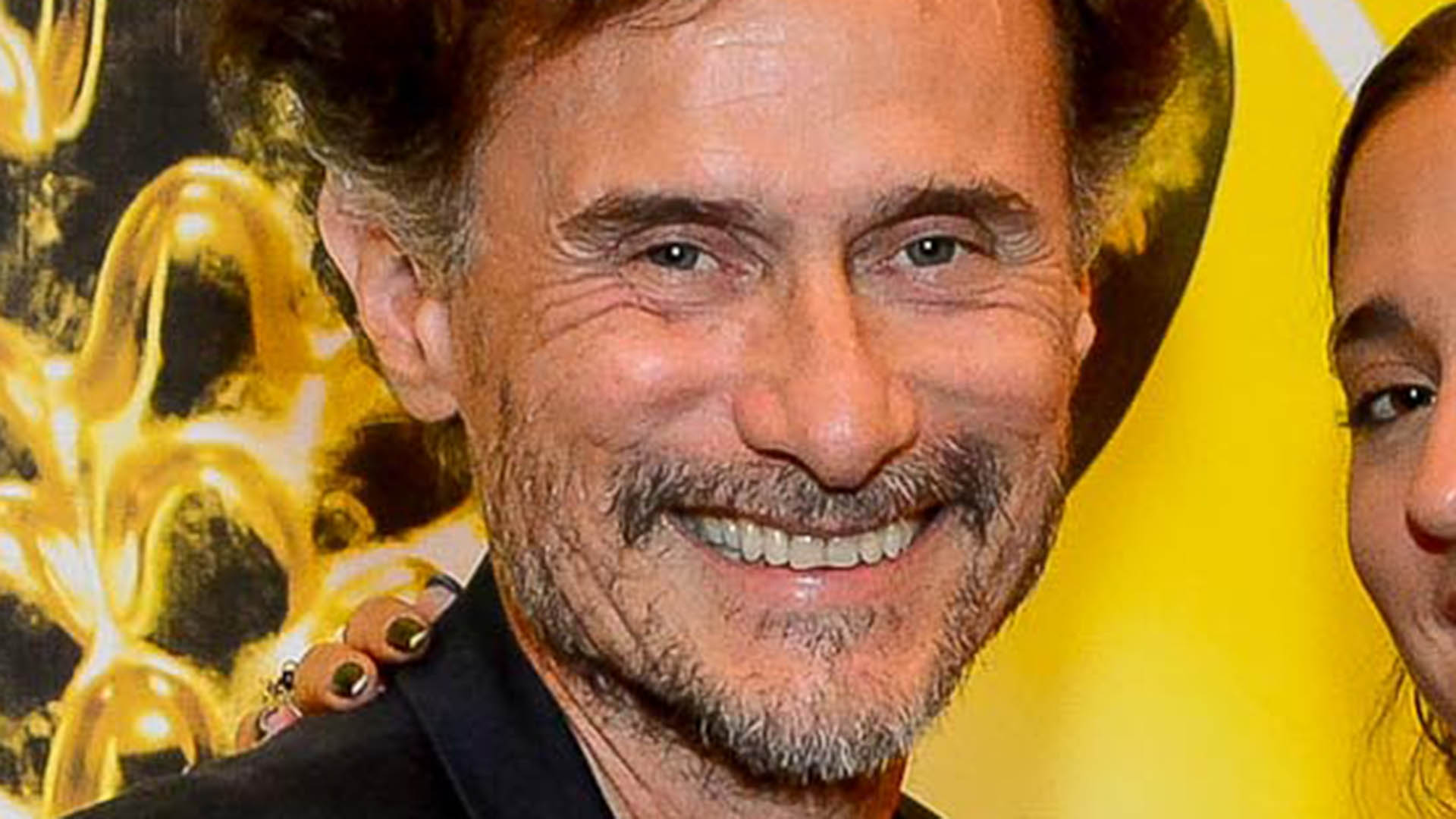 Enrique Diaz faz rara aparição com a filha mais velha, Elena, em evento