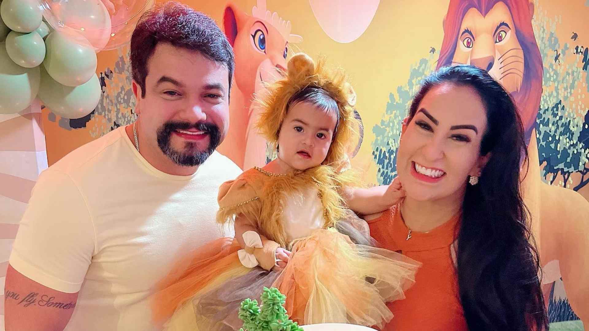 Fabiola Gadelha encanta ao mostrar a filha fantasiada em sua festa de 11 meses: “Nossa leoa”
