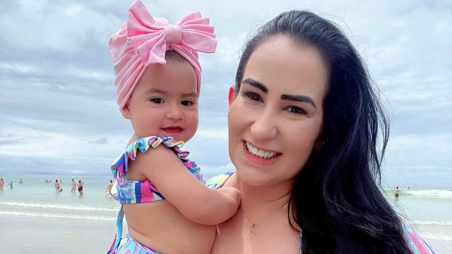 Ao lado da filha, Fabiola Gadelha exibe barriga negativa ao surgir de biquíni na praia