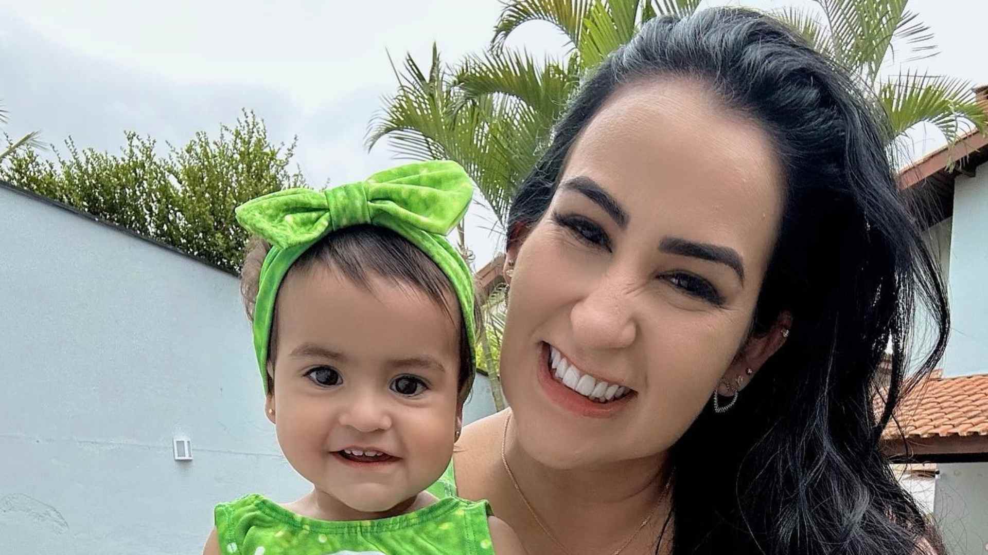Com maiô combinando, Fabiola Gadelha curte o dia na piscina ao lado da filha: “Lindas”