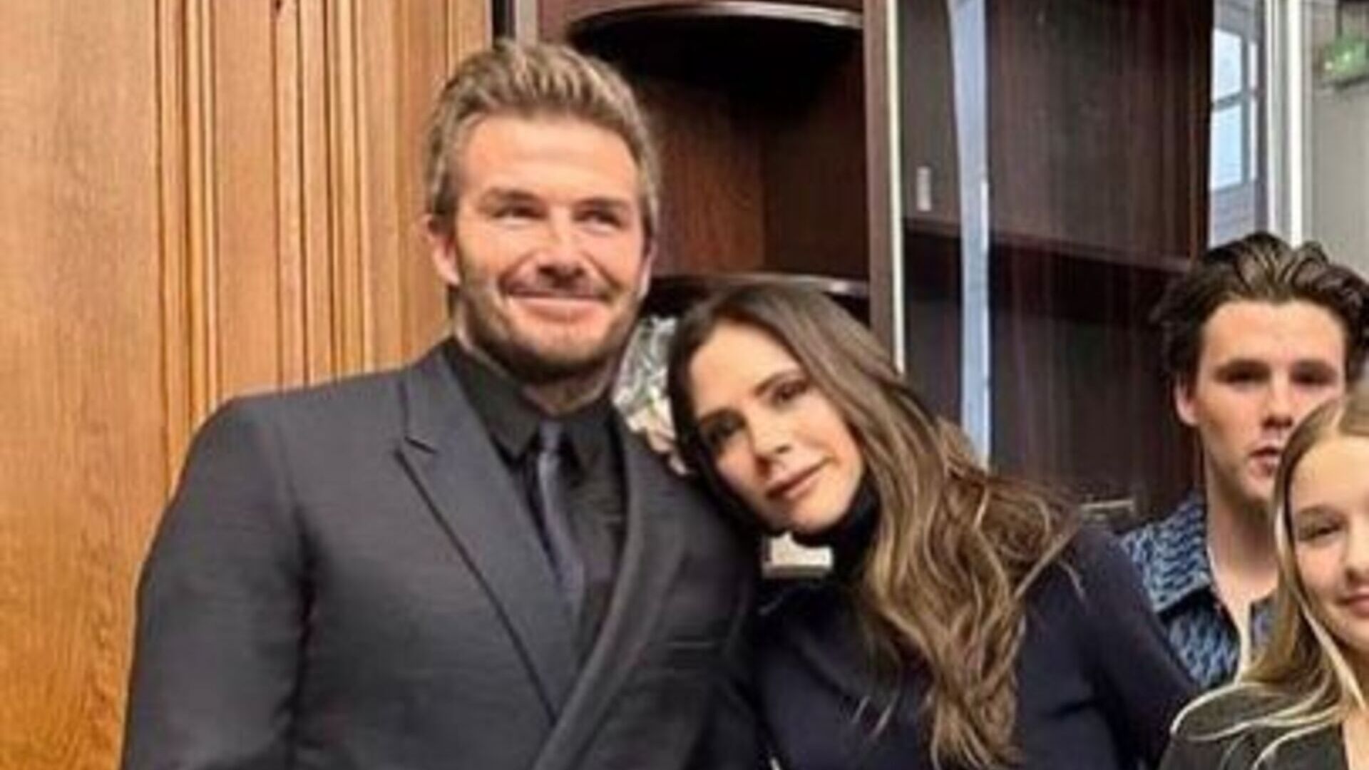 Família Beckham surge reunida em foto para celebrar a matriarca Victoria e afasta boatos de briga