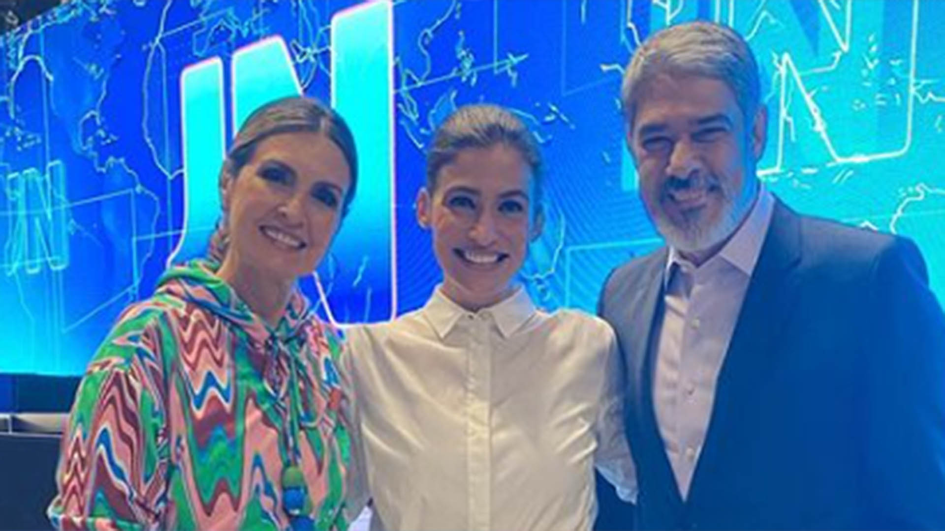 Fátima Bernardes e William Bonner posam juntos nos bastidores do Jornal Nacional