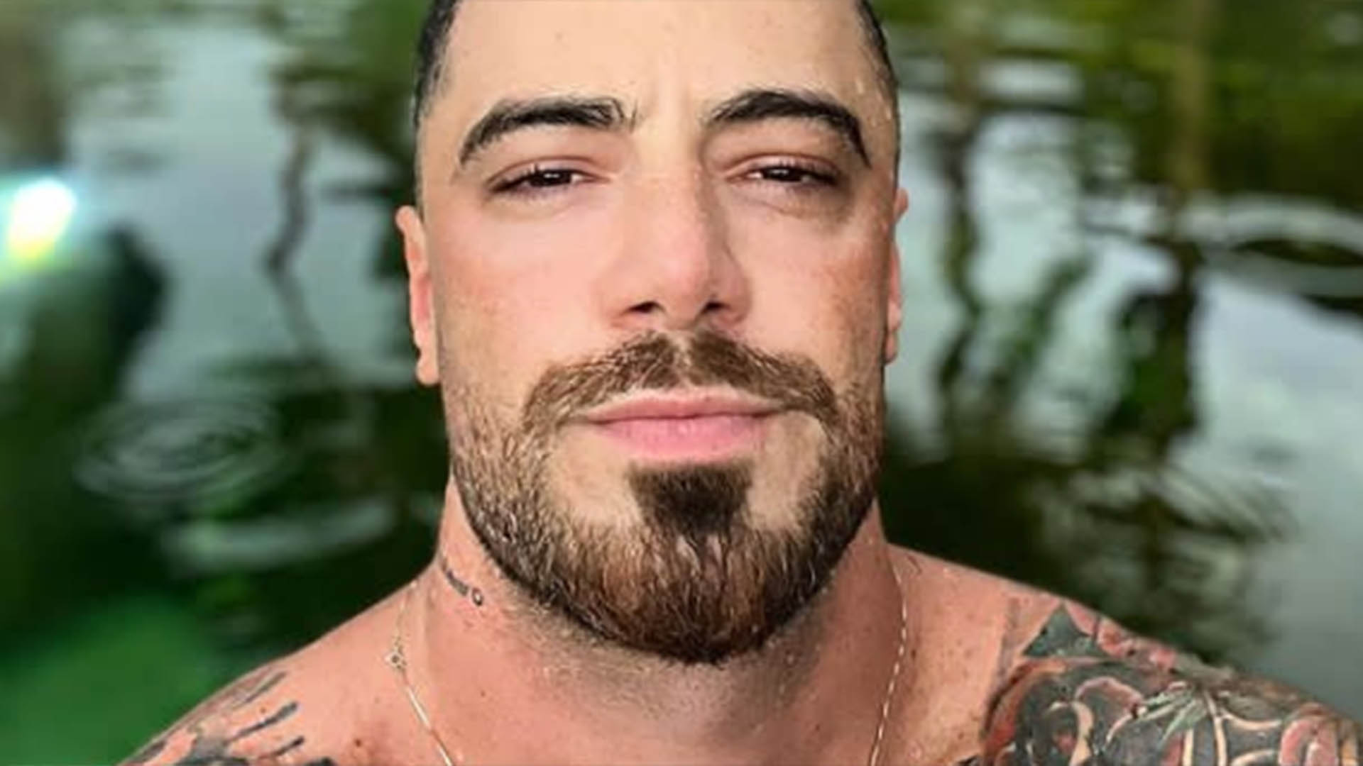 Felipe Titto exibe área externa luxuosa de sua mansão com sauna de vidro