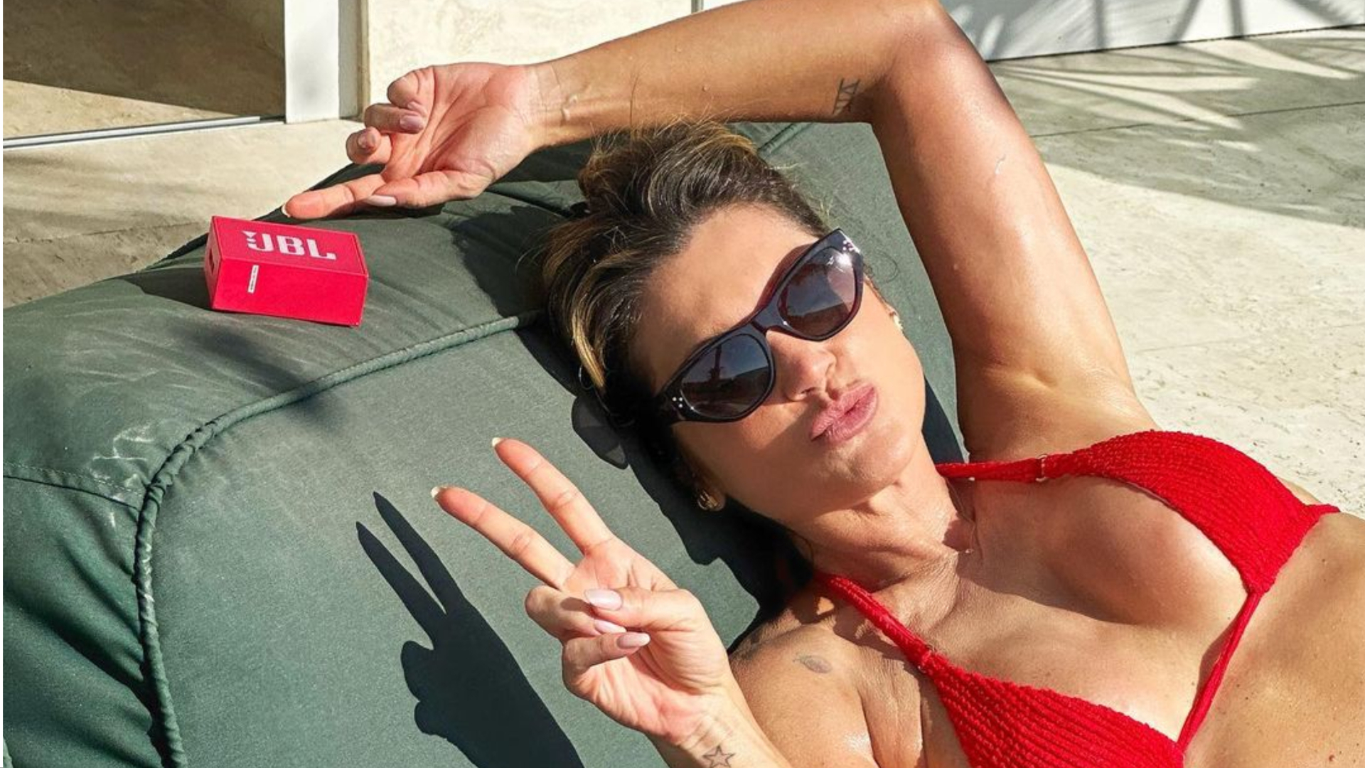 De frente e de costas, Flávia Alessandra exibe corpão em biquíni vermelho