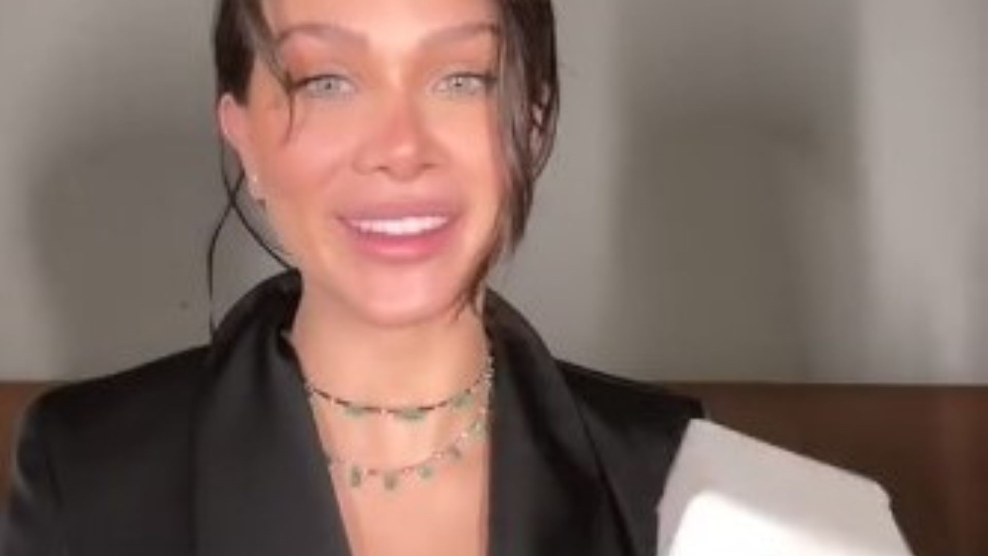 De aniversário, Flavia Pavanelli ganha piercing avaliado em R$ 6 mil