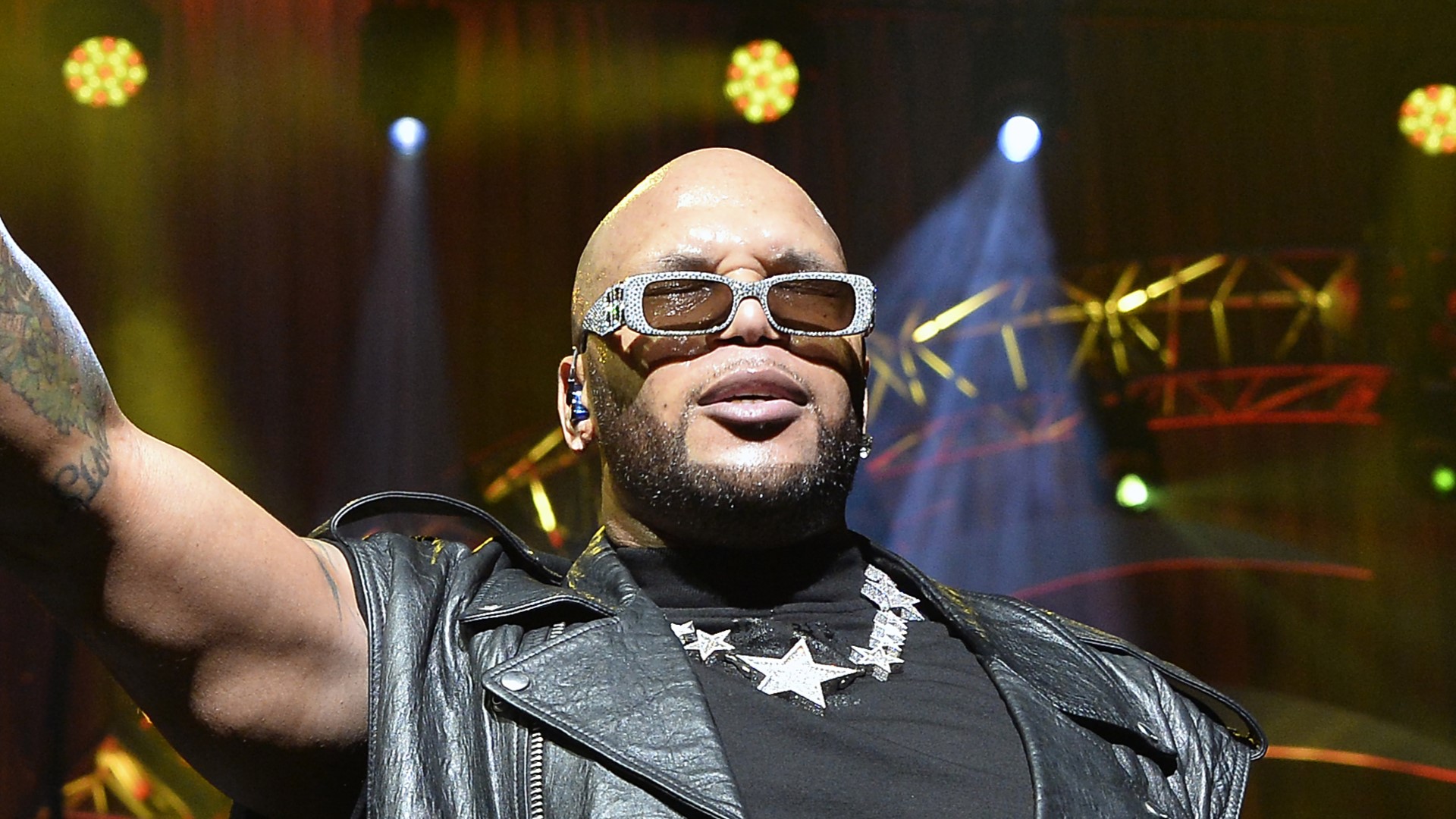 Filho de 6 anos do rapper Flo Rida cai do quinto andar de prédio