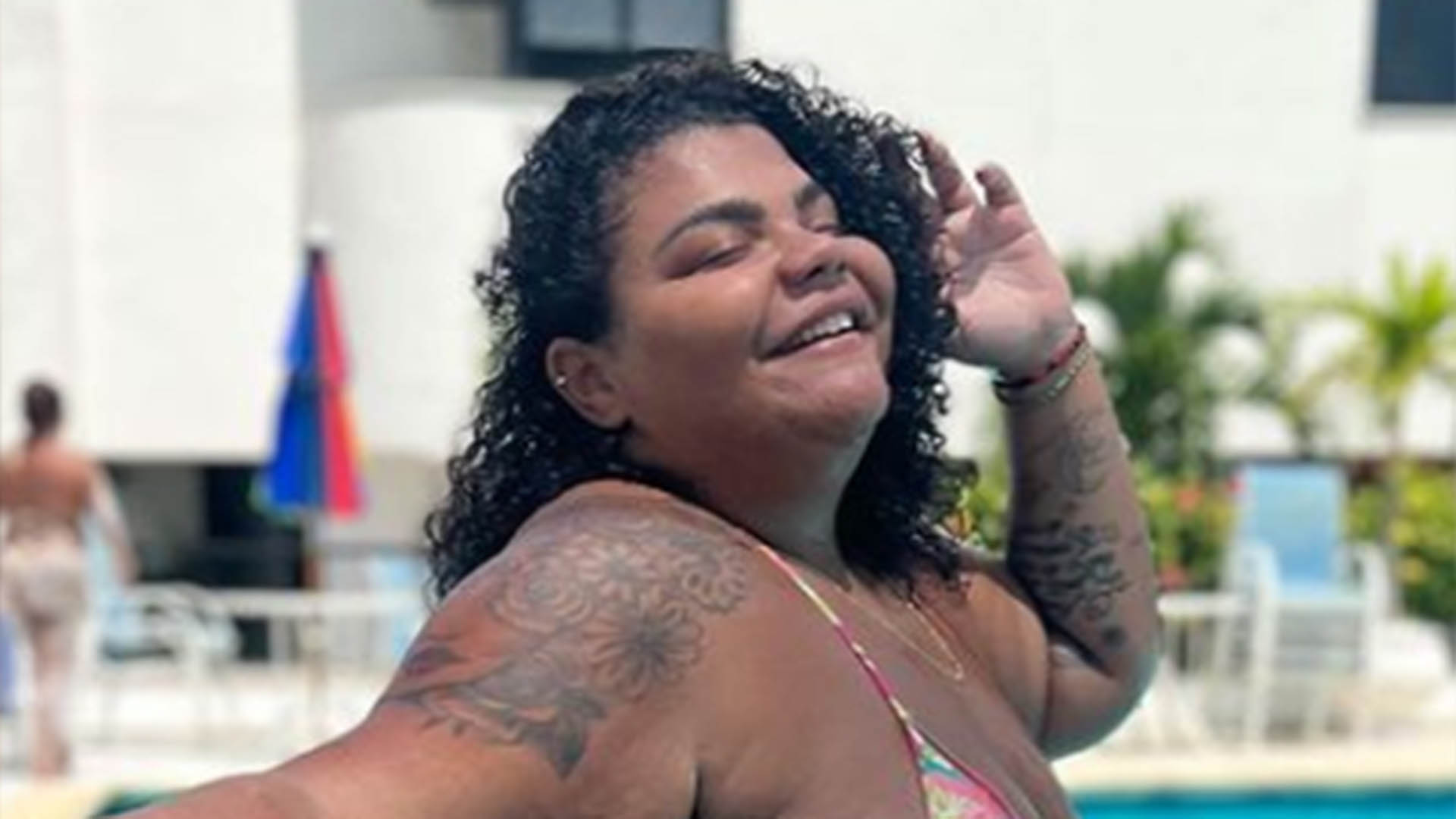 Filha de Arlindo Cruz exibe sua beleza natural em foto de biquíni