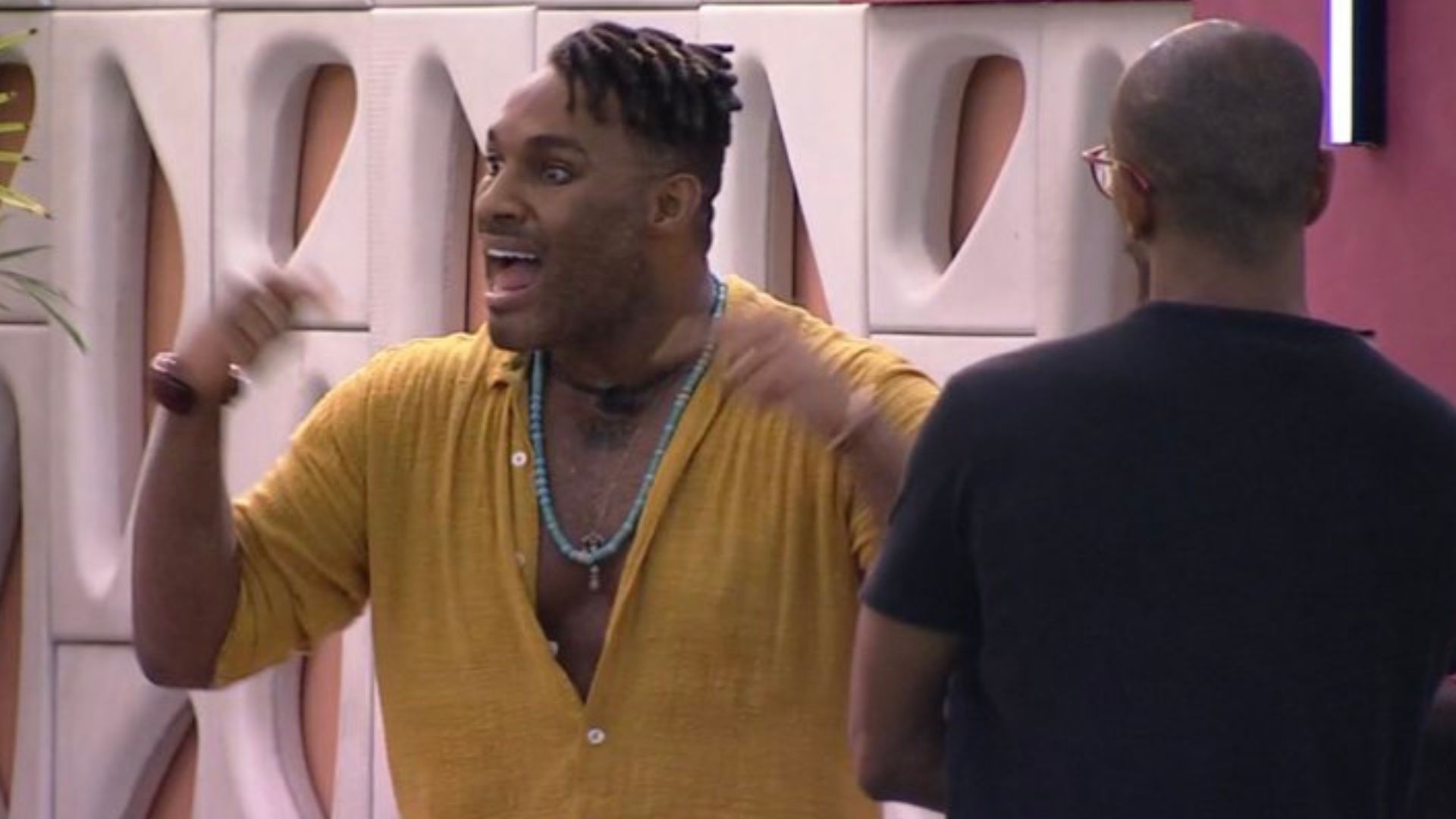 BBB23: Revoltado, Fred Nicácio pisa em sister em momento controverso: “Virou chacota”