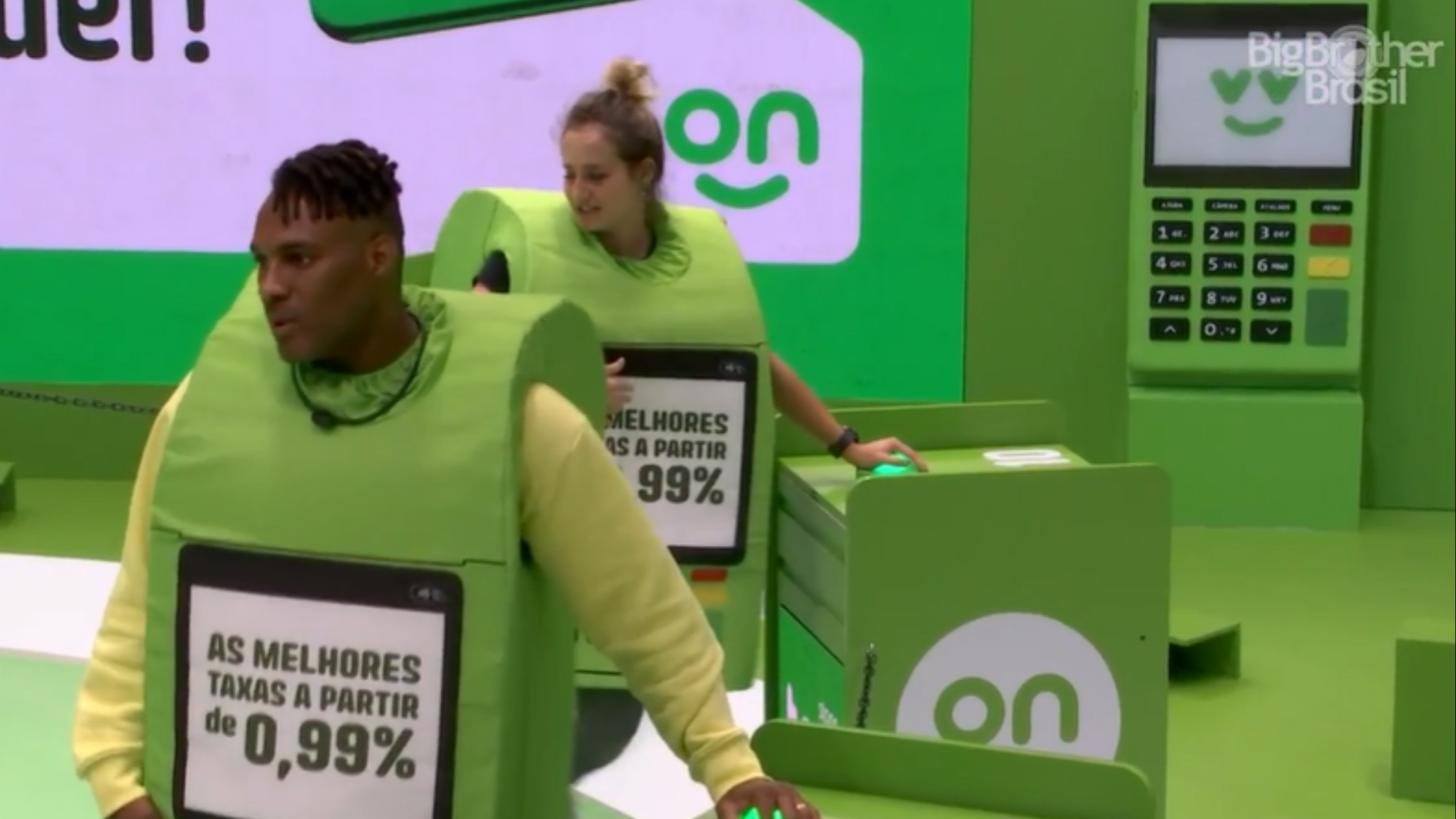 BBB 23: Fred Nicácio tenta assustar brothers durante a prova do líder